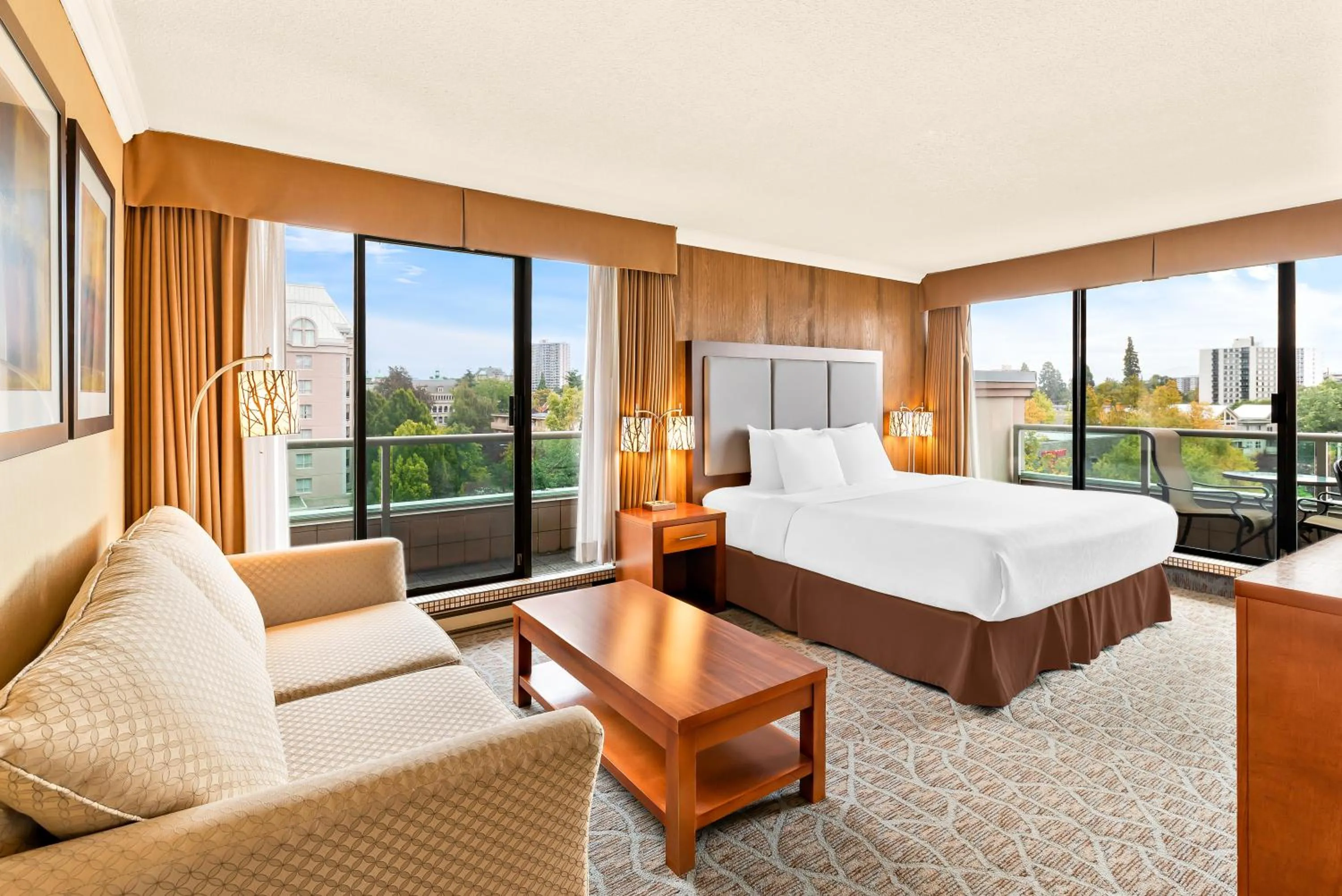 Bed in Best Western PLUS Inner Harbour Hotel