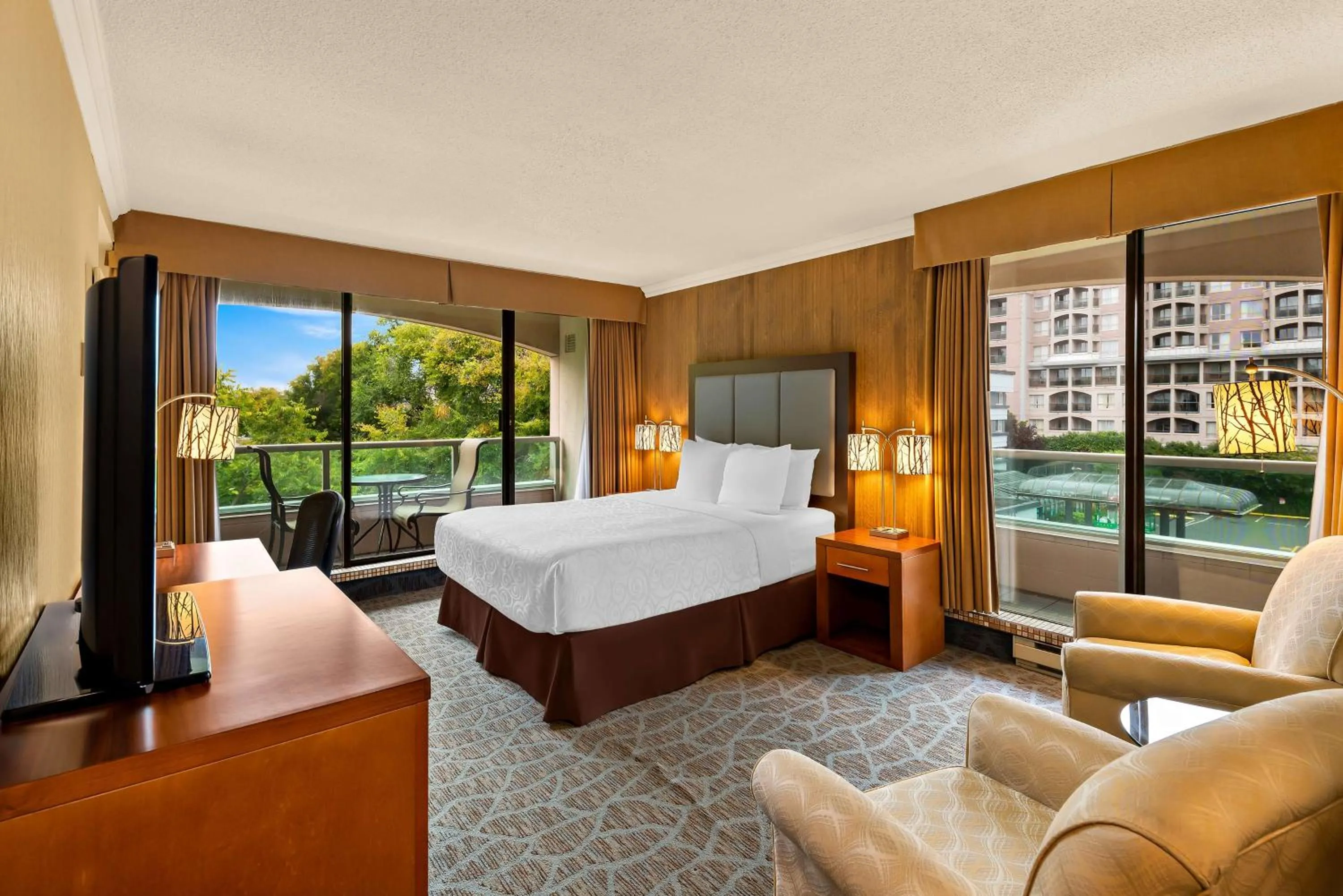 Bedroom, Bed in Best Western PLUS Inner Harbour Hotel