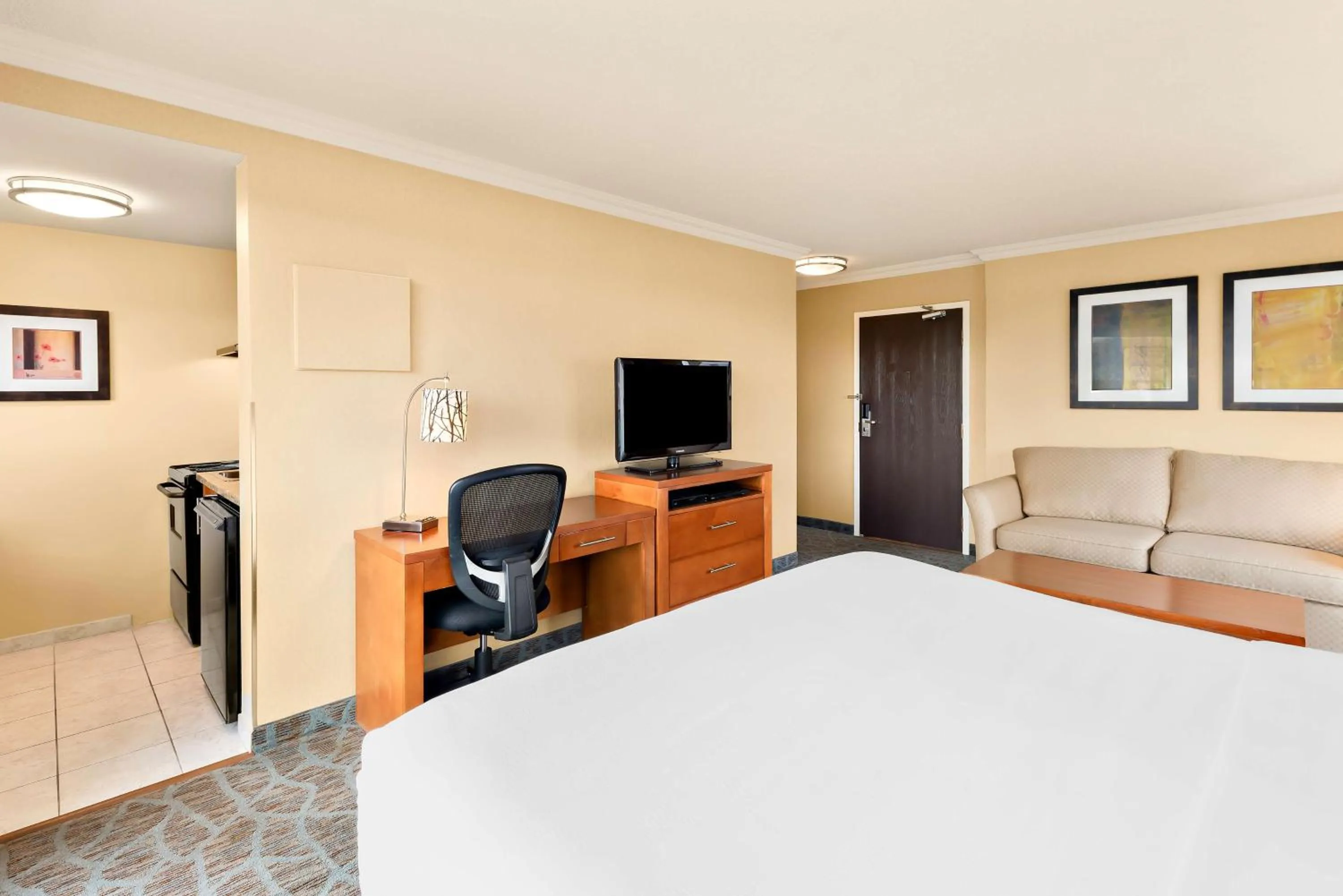 Photo of the whole room, Bed in Best Western PLUS Inner Harbour Hotel