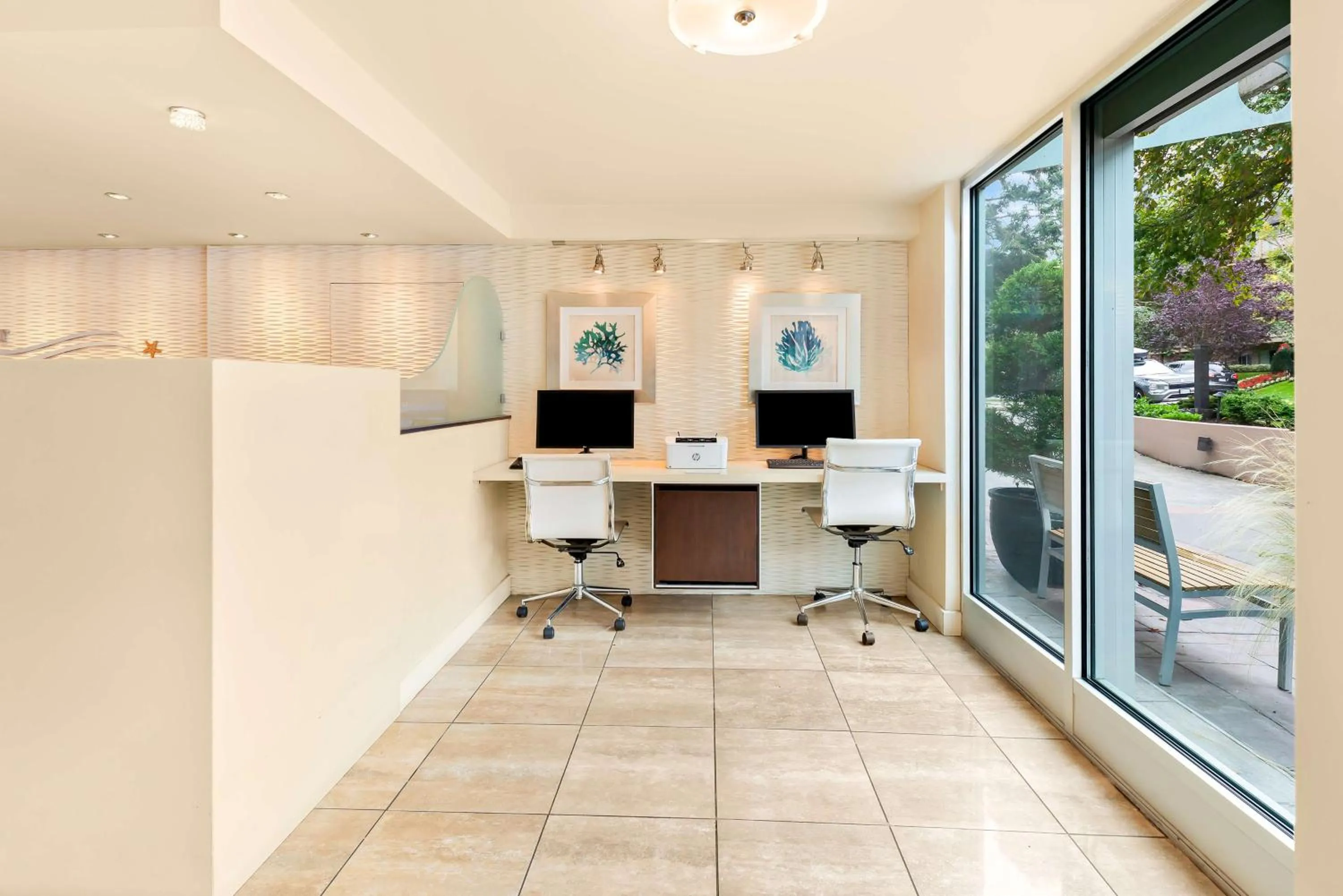 Business facilities in Best Western PLUS Inner Harbour Hotel