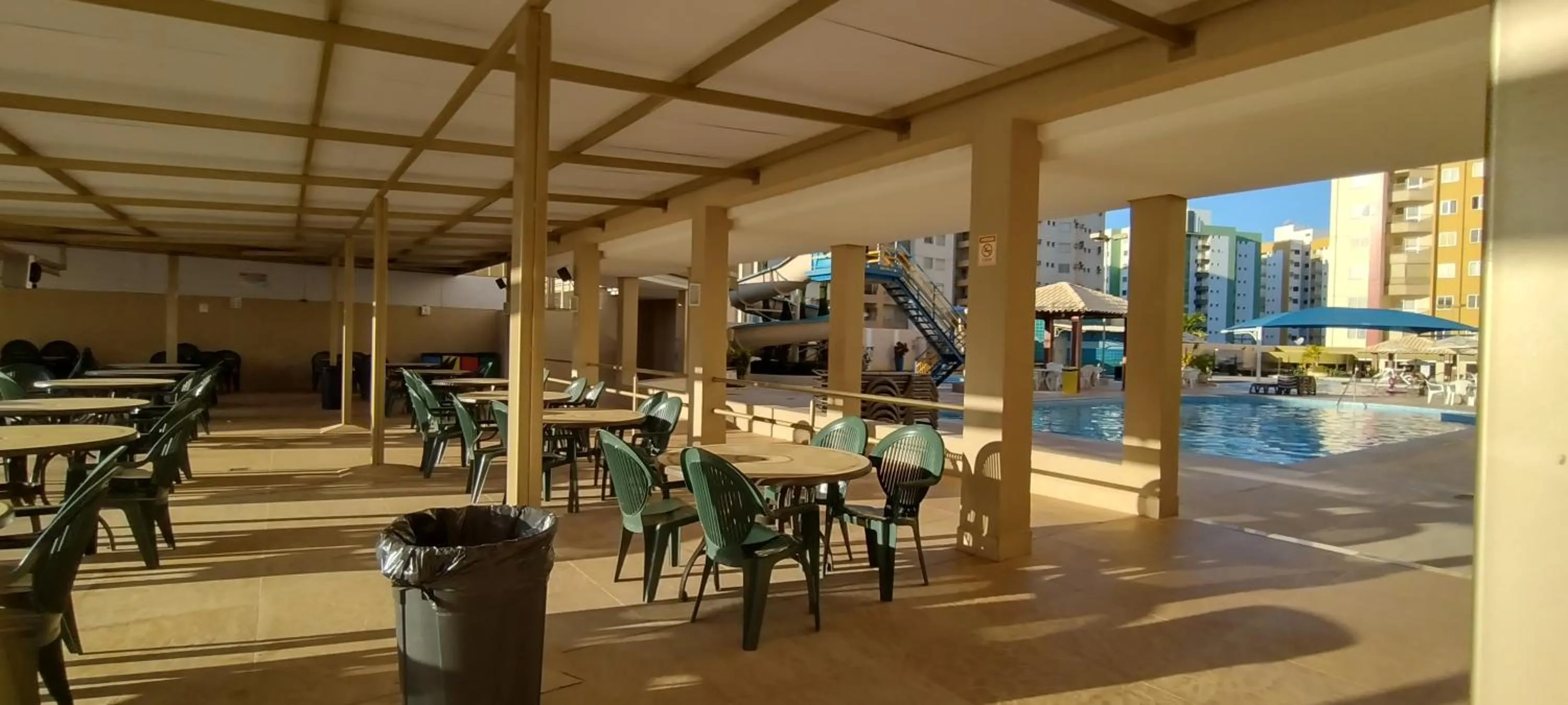 Seating area in Prive das Thermas I Caldas Novas - ACHEI FERIAS - com roupa de cama