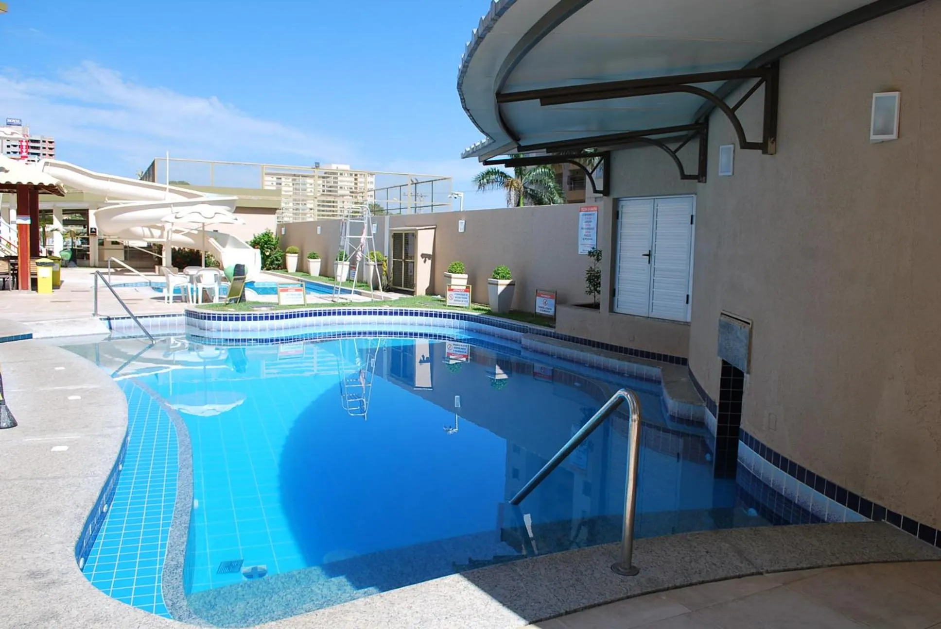 Swimming pool in Prive das Thermas I Caldas Novas - ACHEI FERIAS - com roupa de cama