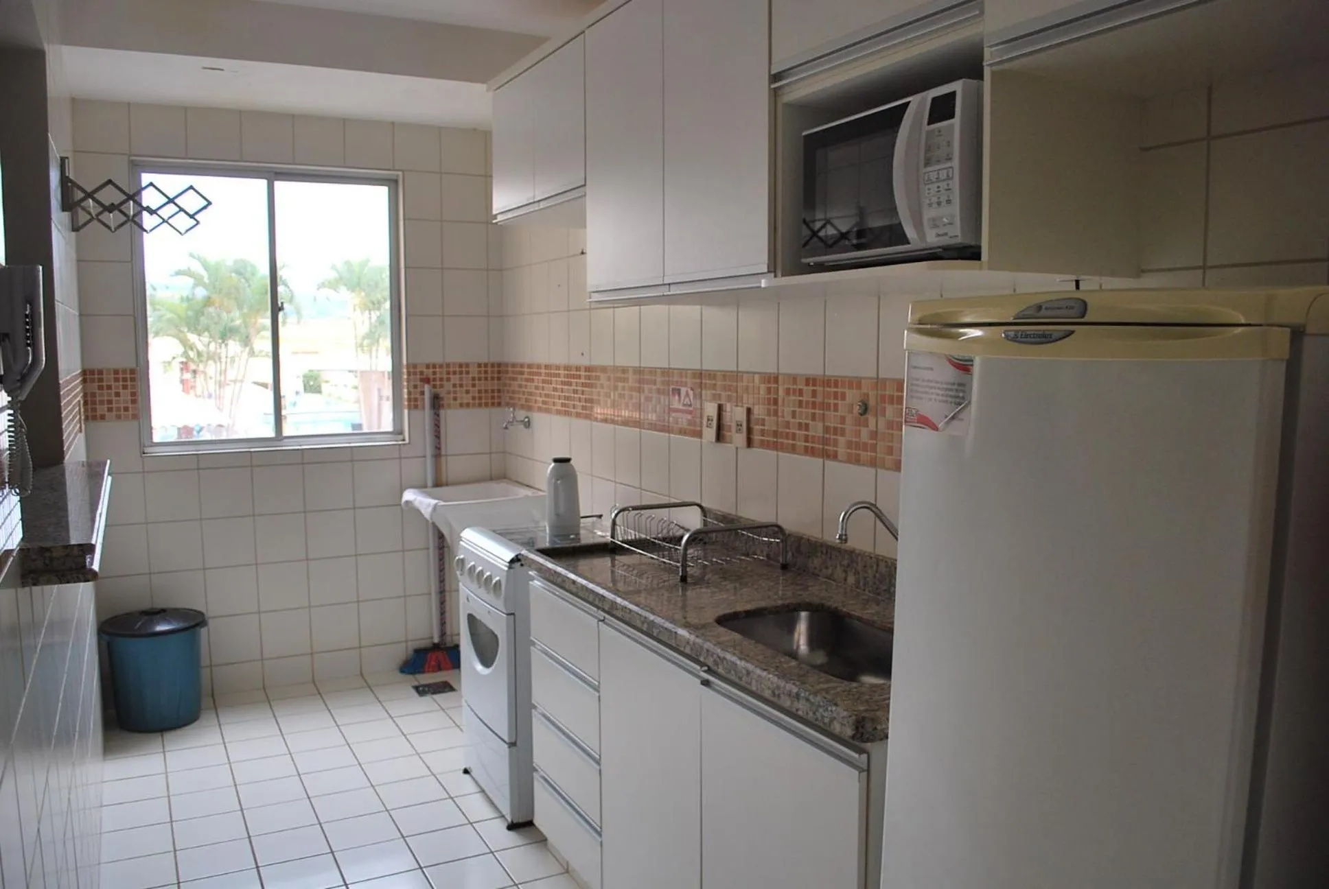 Kitchen or kitchenette in Prive das Thermas I Caldas Novas - ACHEI FERIAS - com roupa de cama