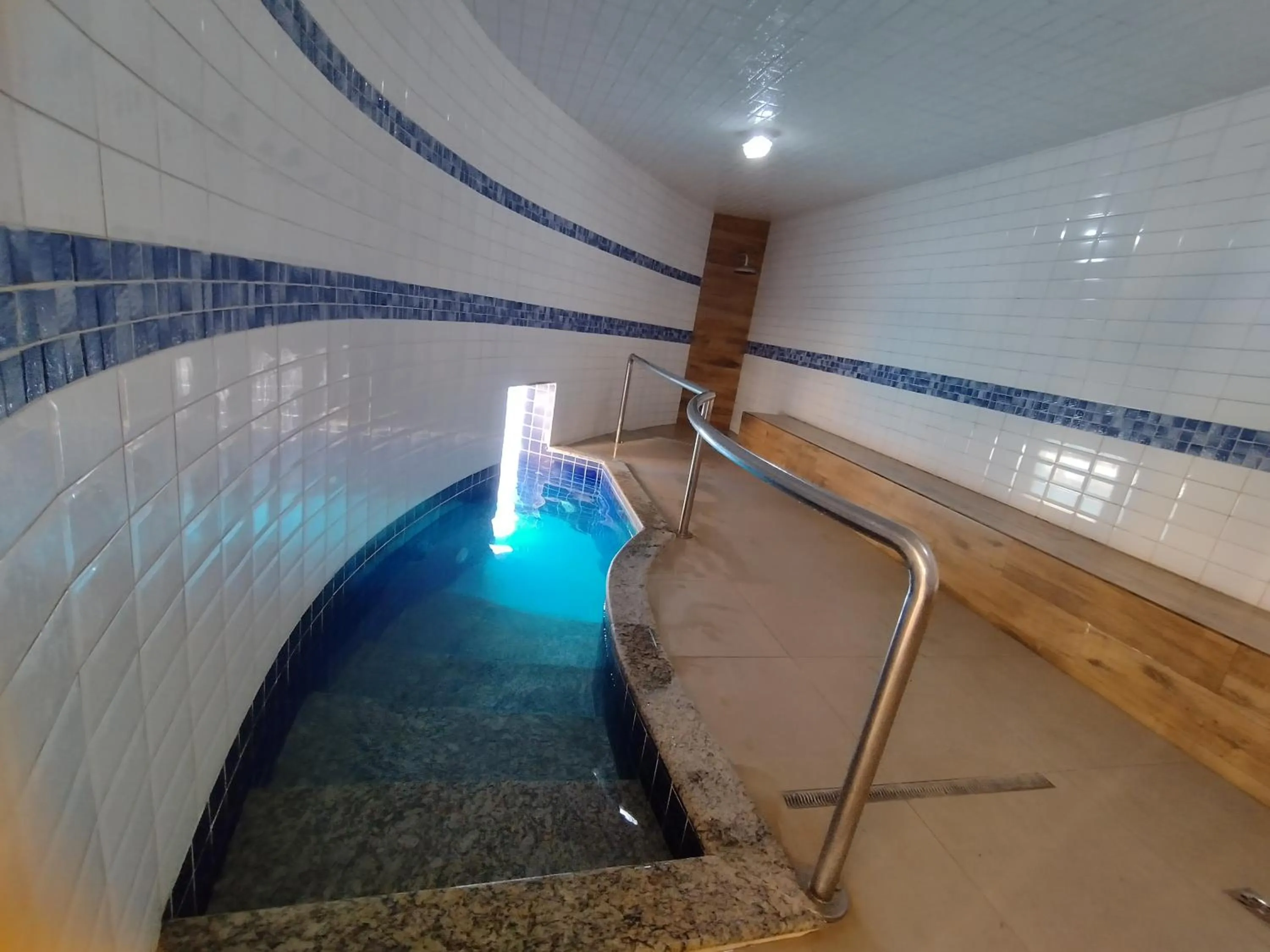 Steam room in Prive das Thermas I Caldas Novas - ACHEI FERIAS - com roupa de cama