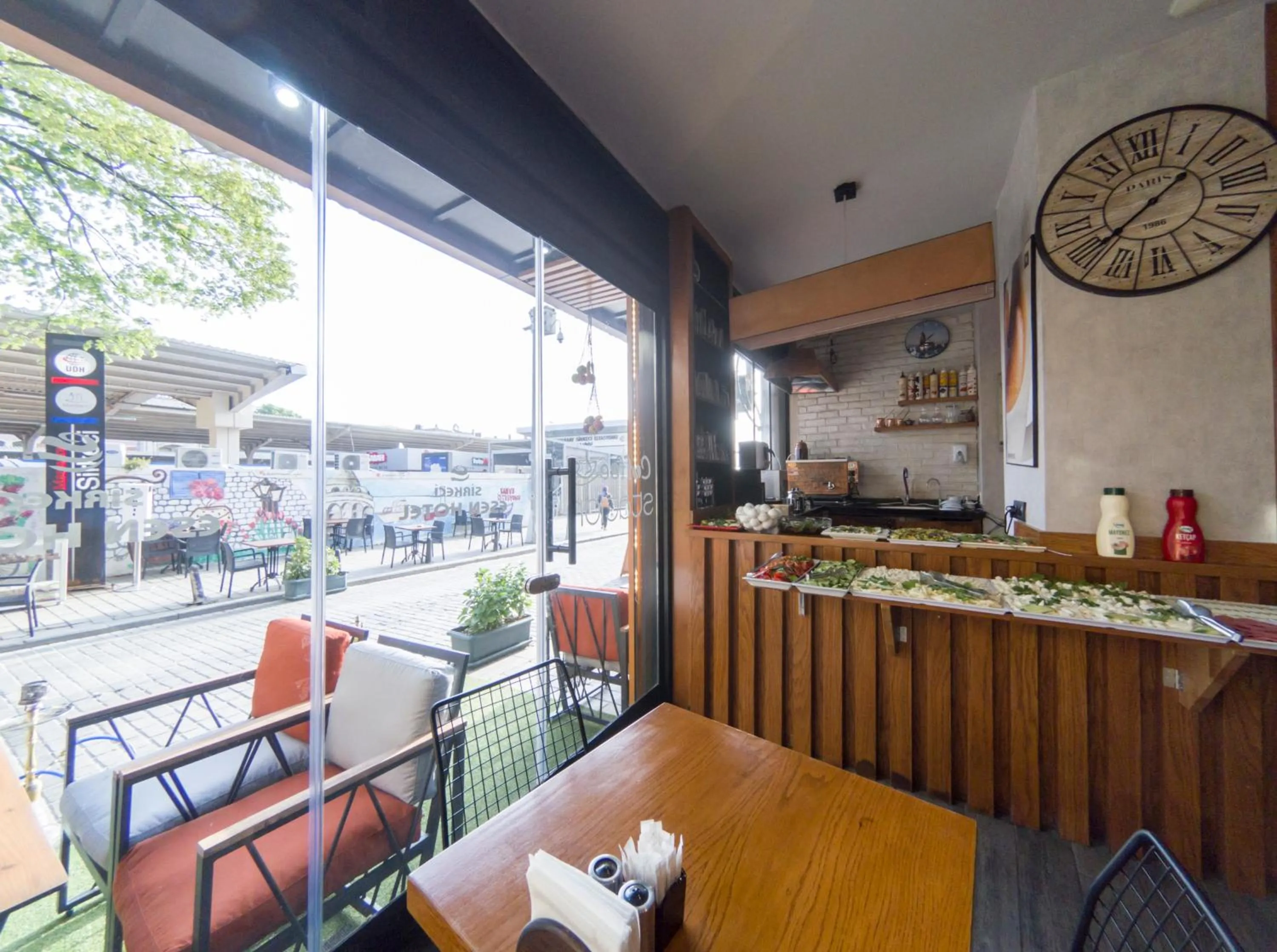 Restaurant/places to eat in Grand Esen Hotel