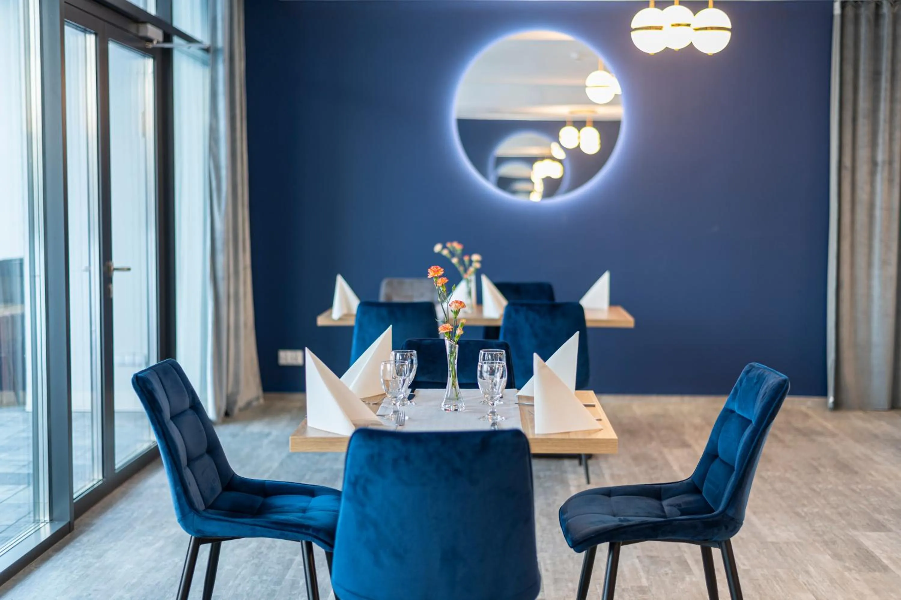 Restaurant/places to eat in Omega Hotel