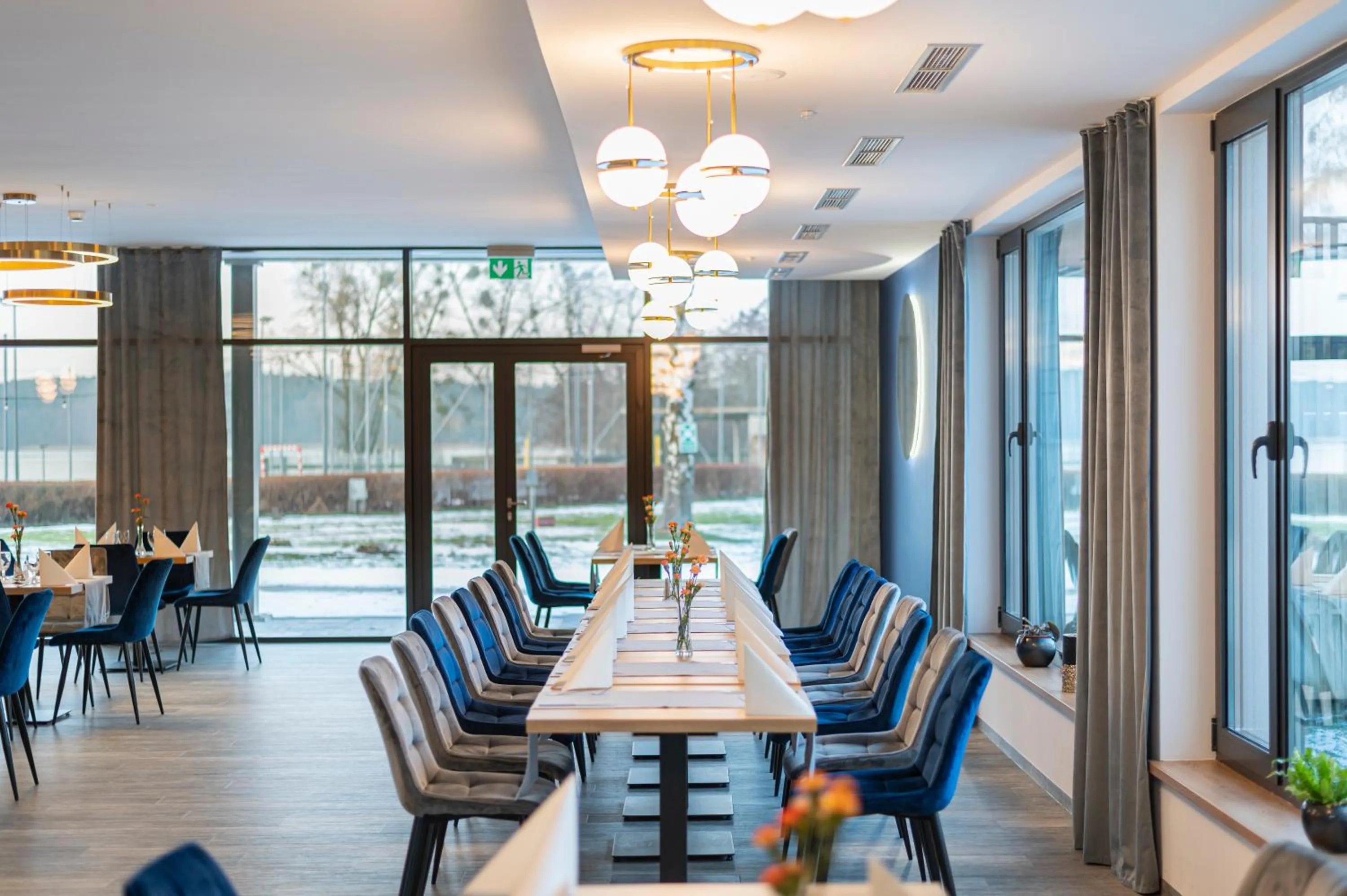 Restaurant/places to eat in Omega Hotel