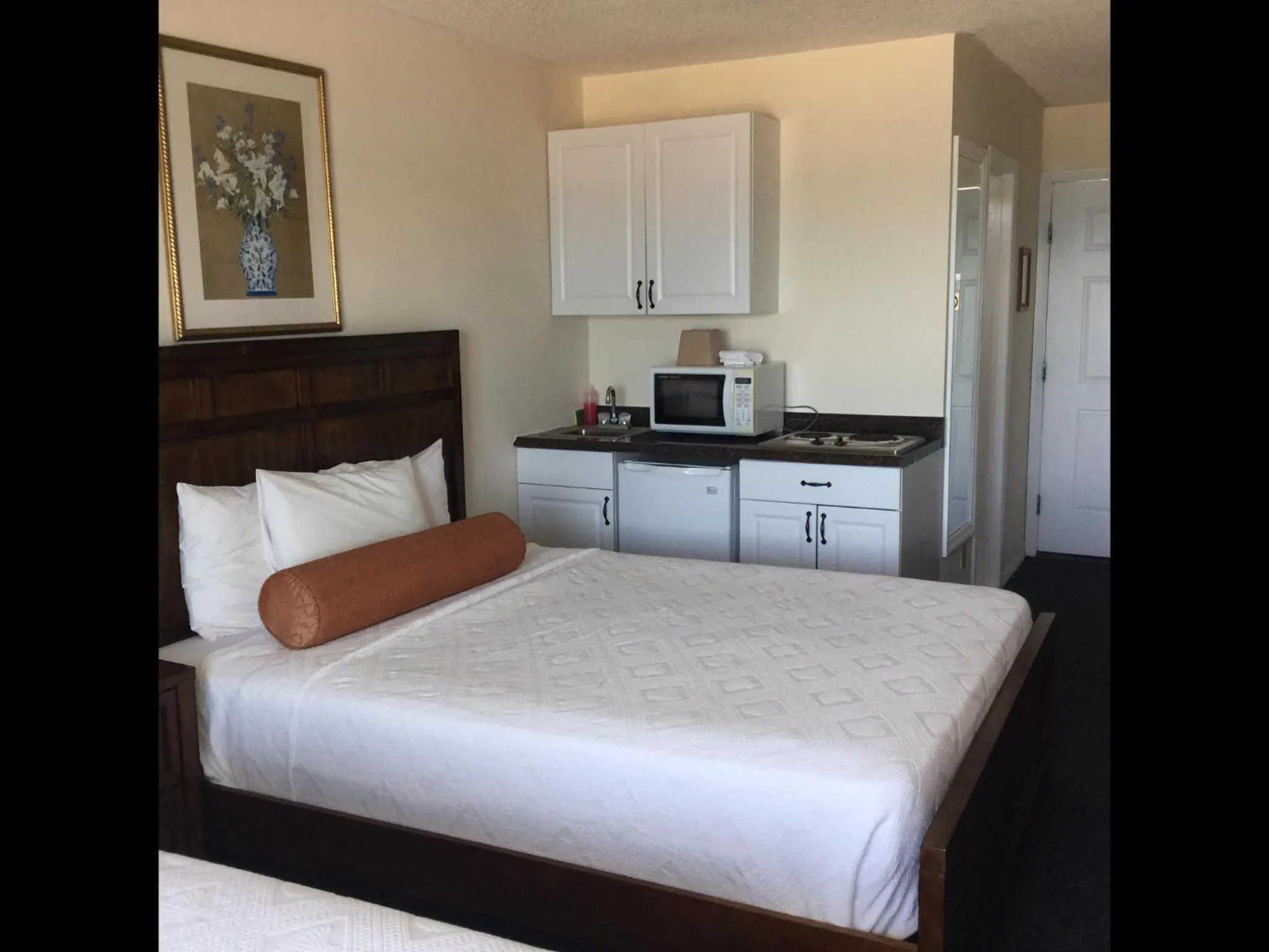 Photo of the whole room, Bed in Ocean Surf Resort