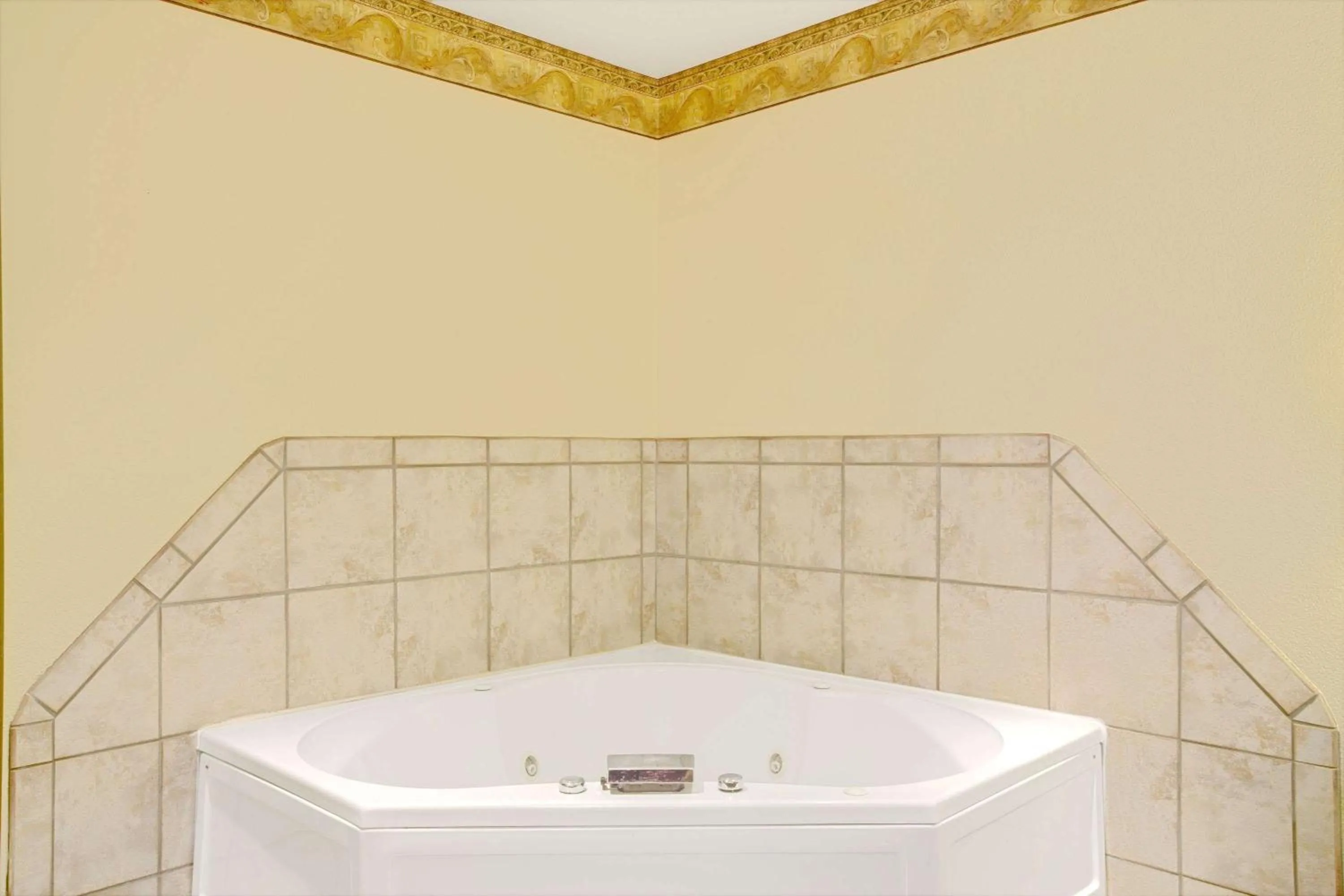 Photo of the whole room in Royal Inn Airport Salt Lake City