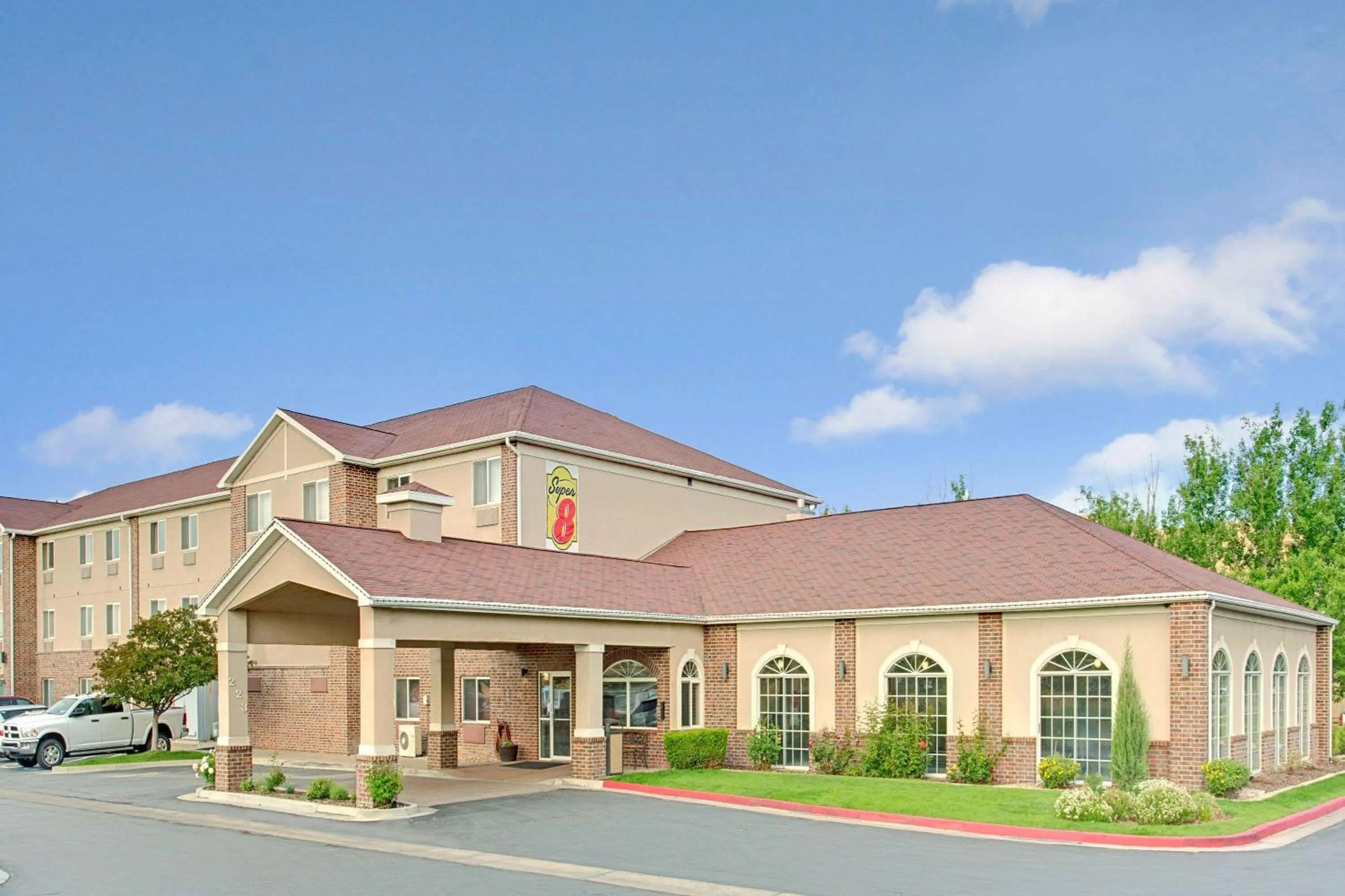 Property building in Royal Inn Airport Salt Lake City