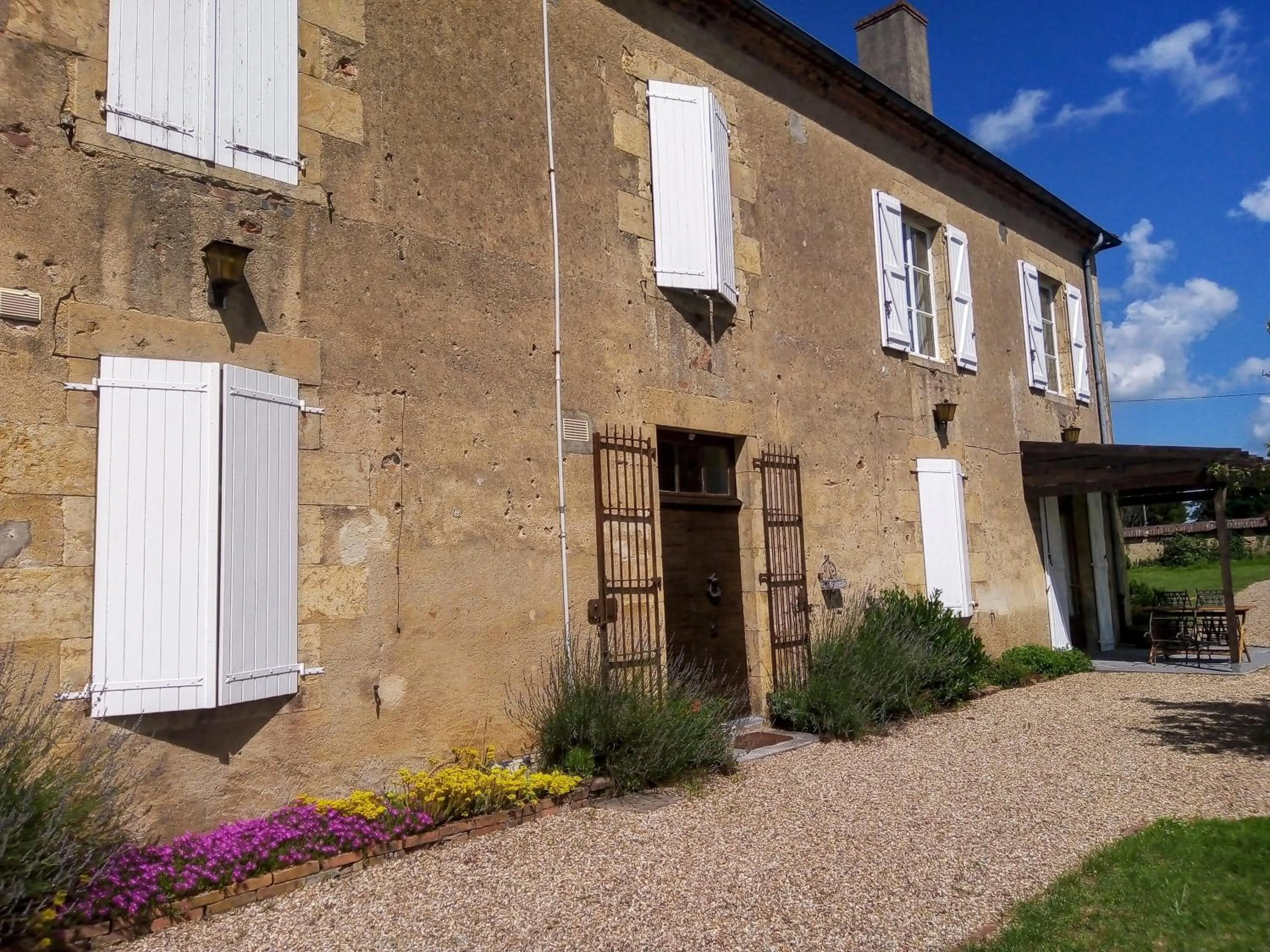 Property building in Château Latour