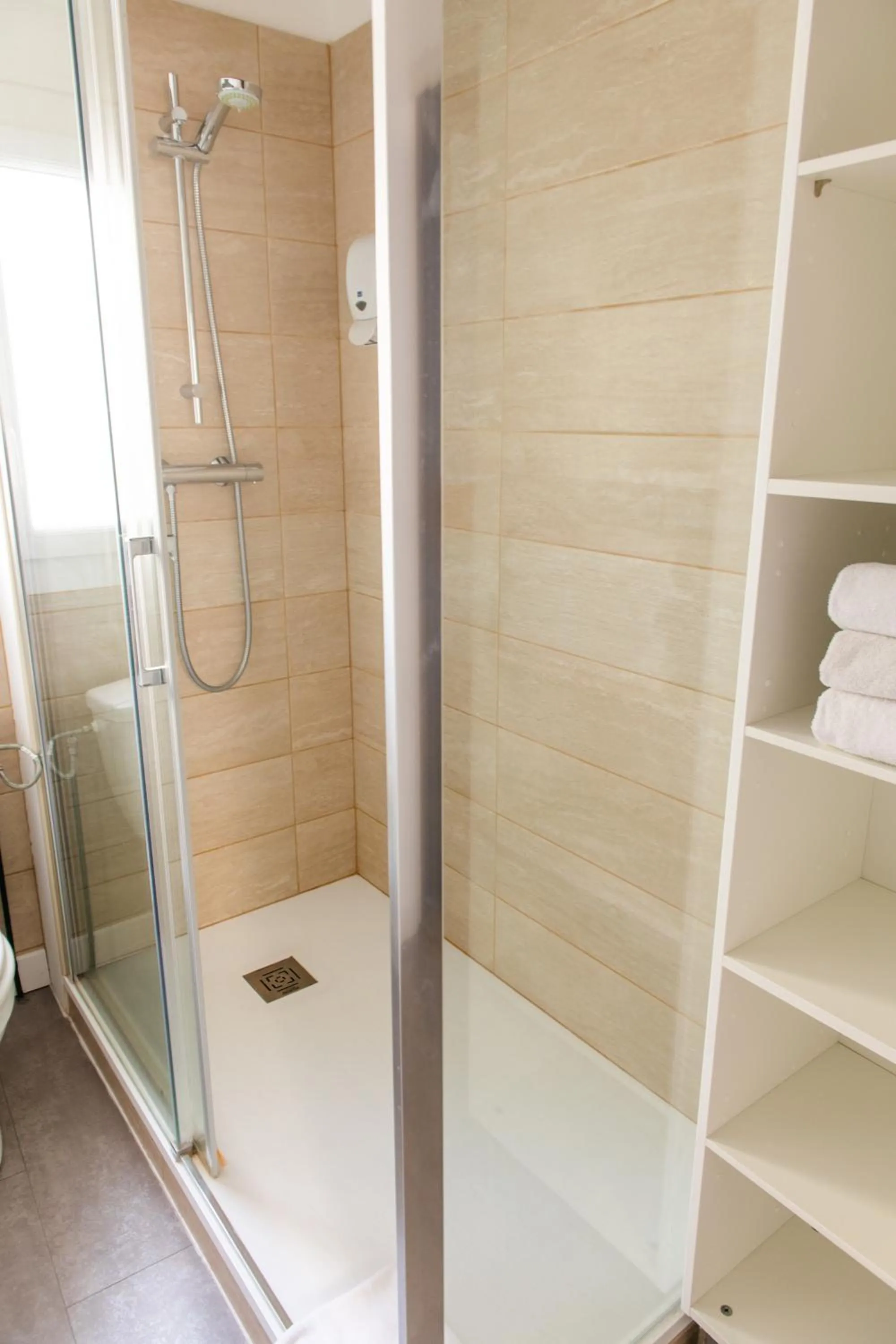 Shower in Le Relais Des Templiers