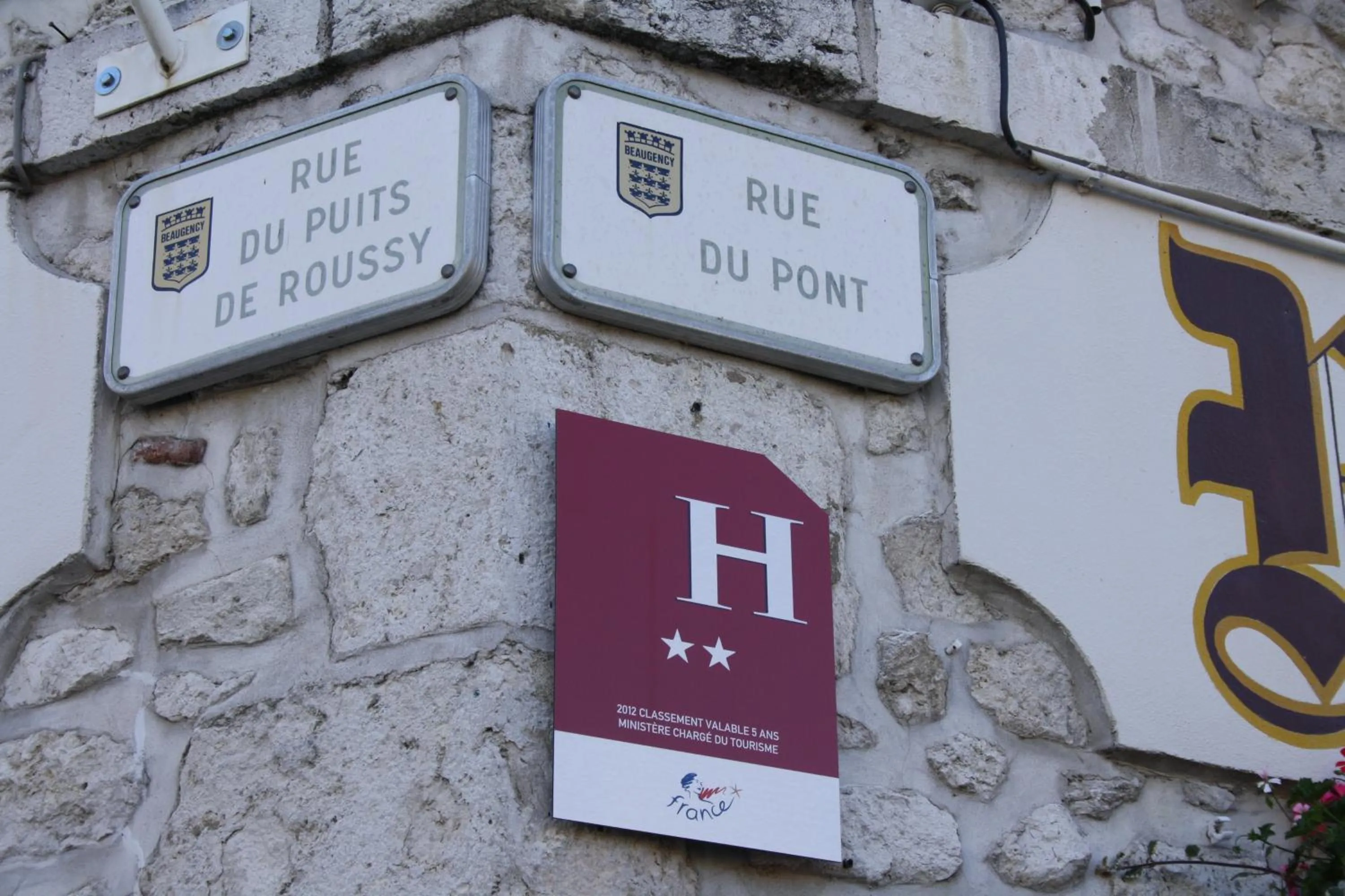 Facade/entrance in Le Relais Des Templiers