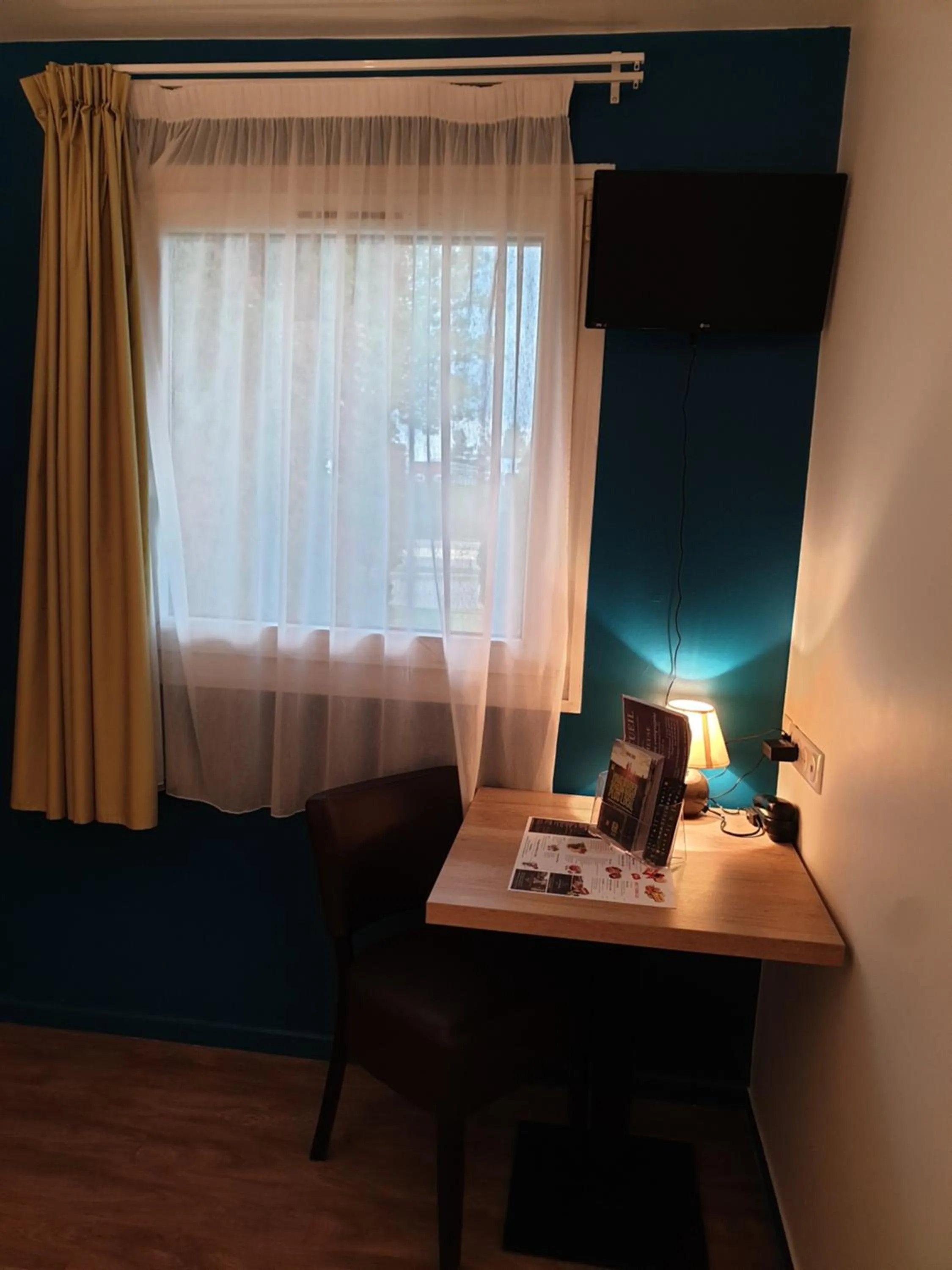 TV and multimedia, Bed in Logis Hotel des Portes de Meuse