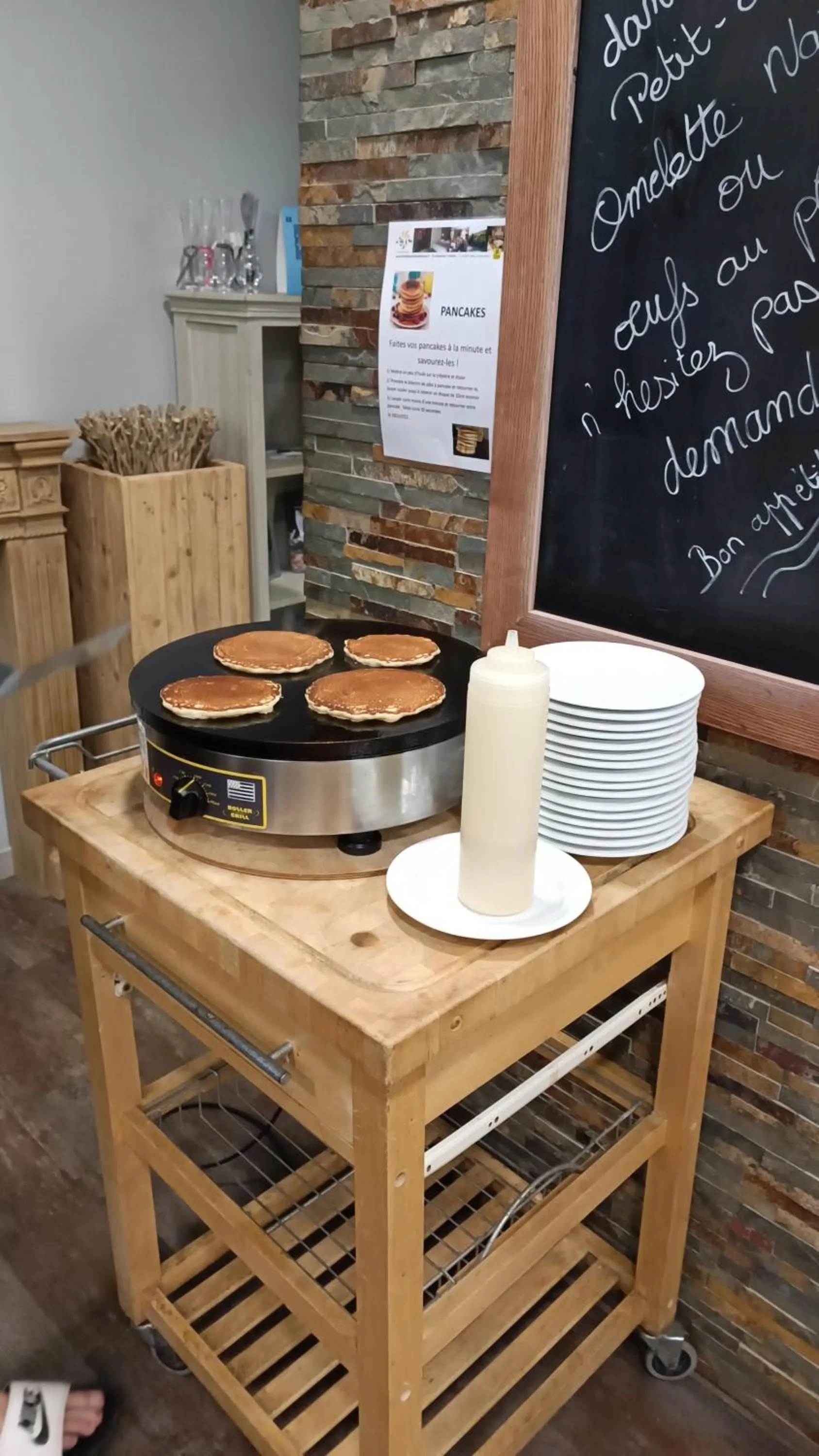 Breakfast in Logis Hotel des Portes de Meuse