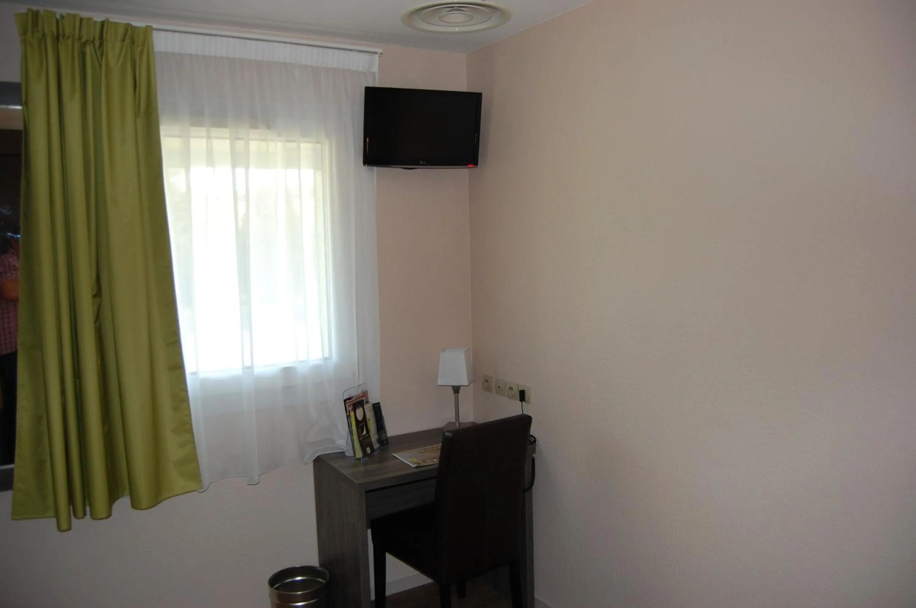 Photo of the whole room in Logis Hotel des Portes de Meuse