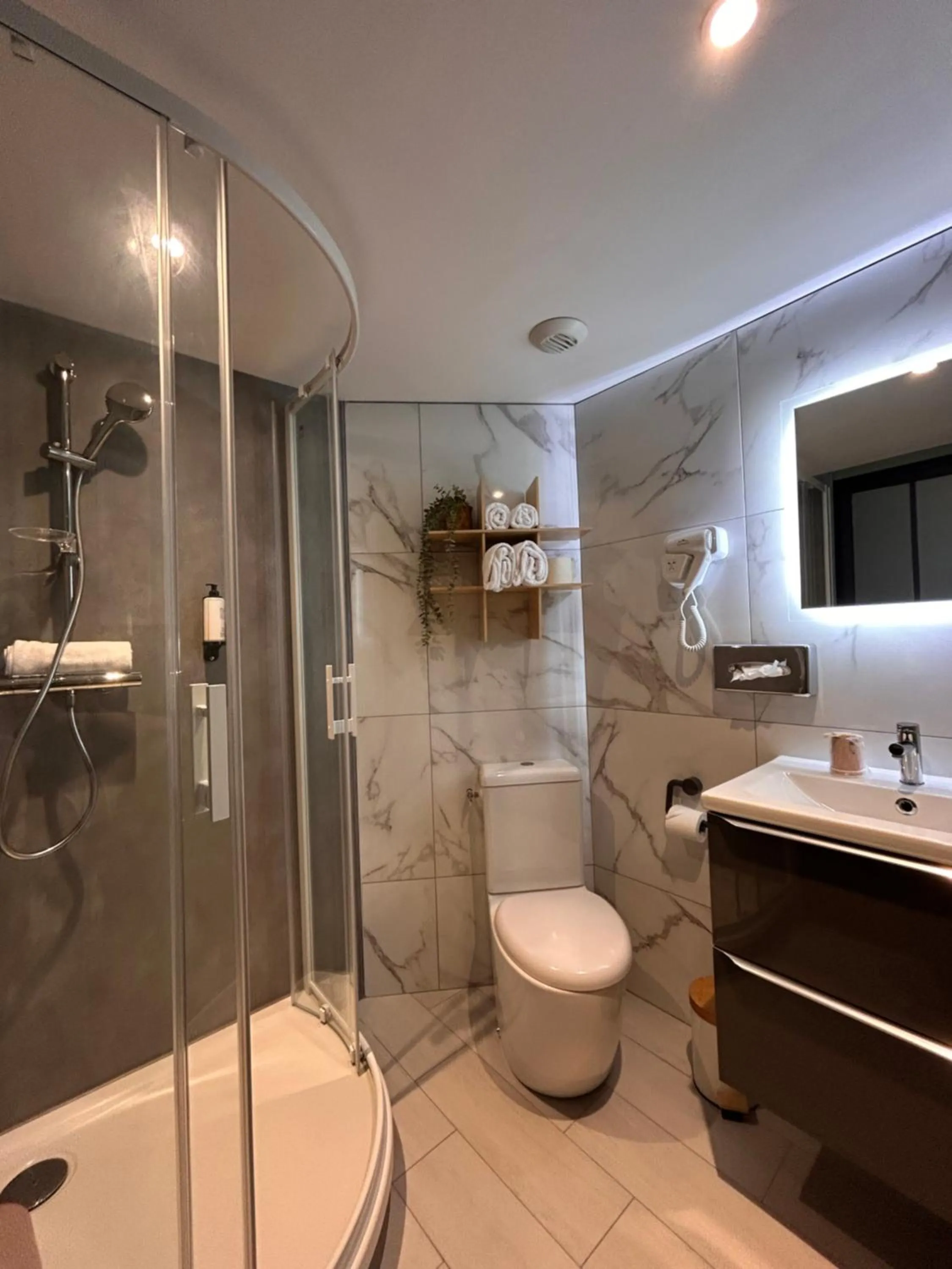 Bathroom in Hotel Best Western La Mare Ô Poissons