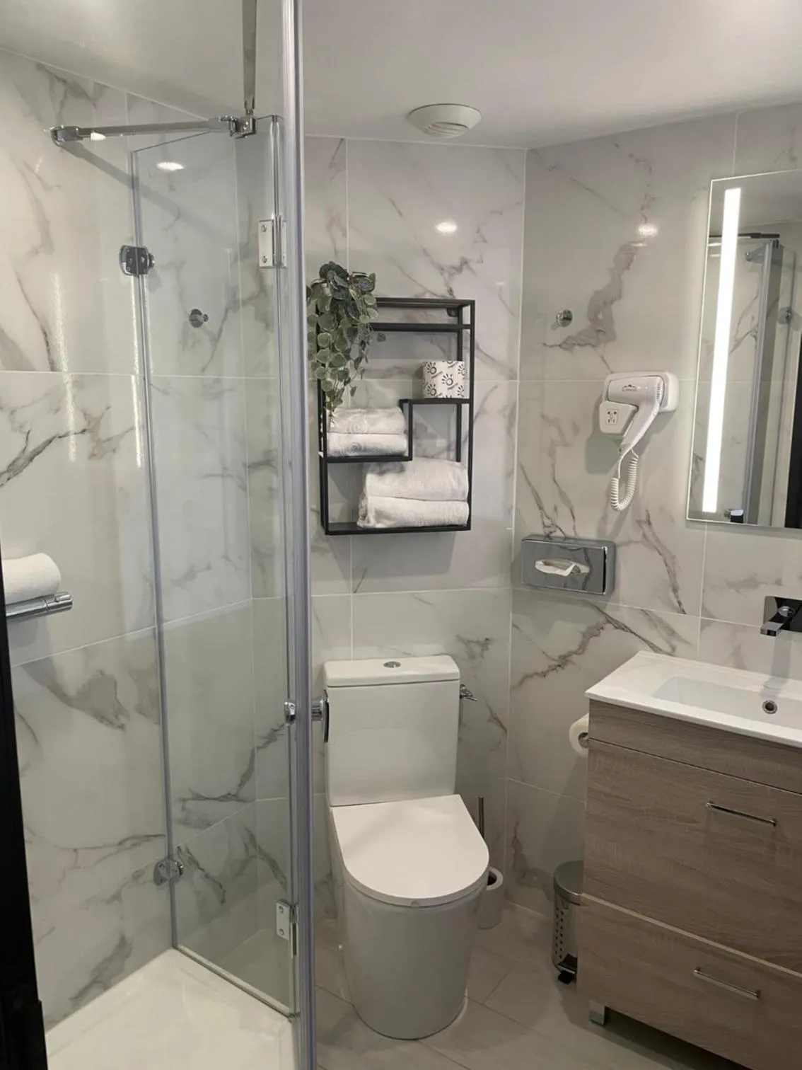 Shower in Hotel Best Western La Mare Ô Poissons