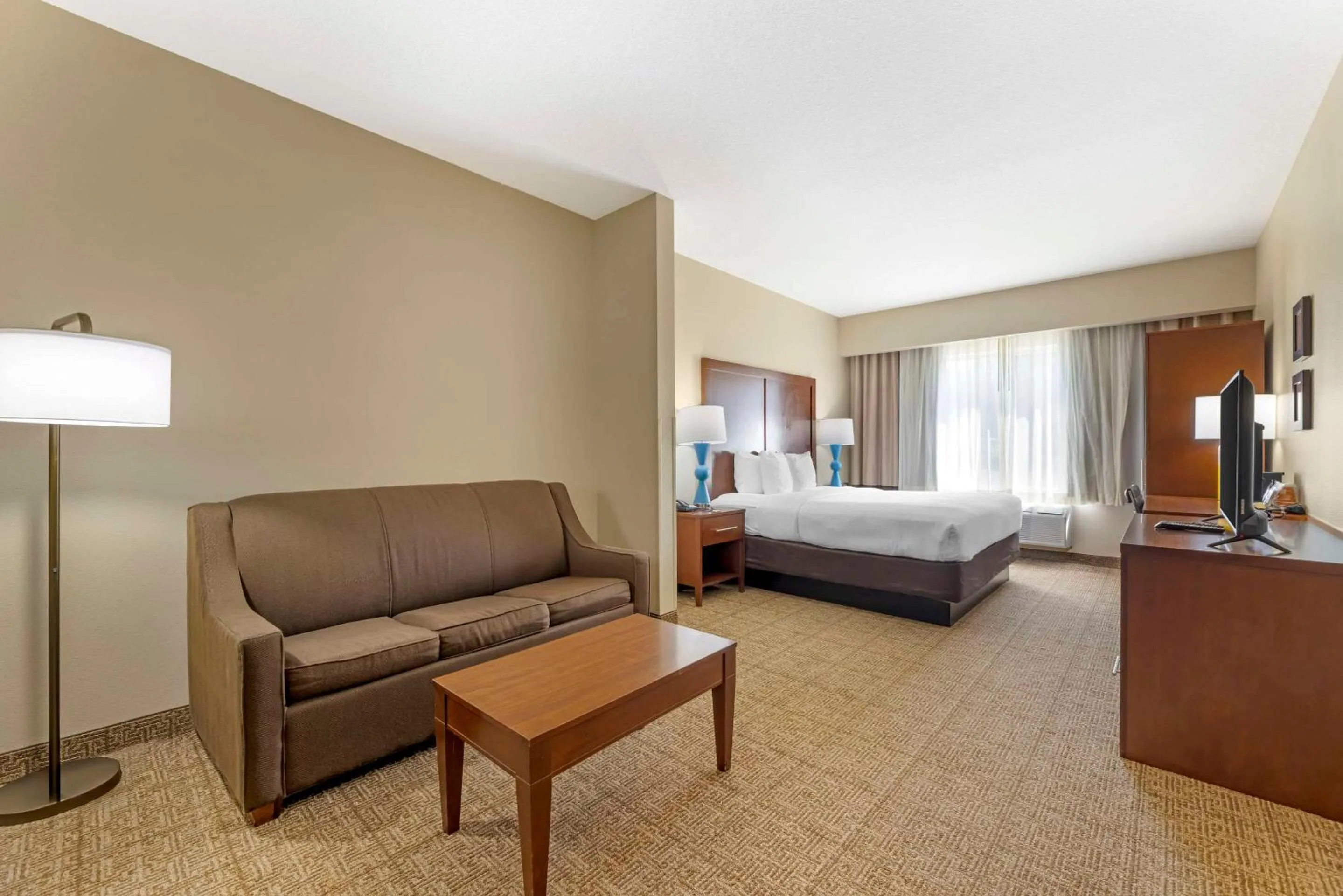 Bedroom, Bed in Comfort Suites Near Vancouver Mall