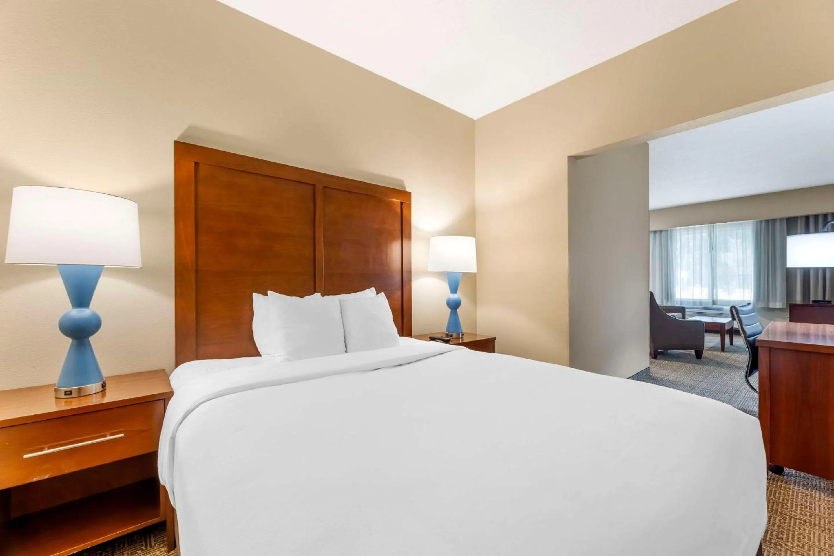 Bedroom, Bed in Comfort Suites Near Vancouver Mall