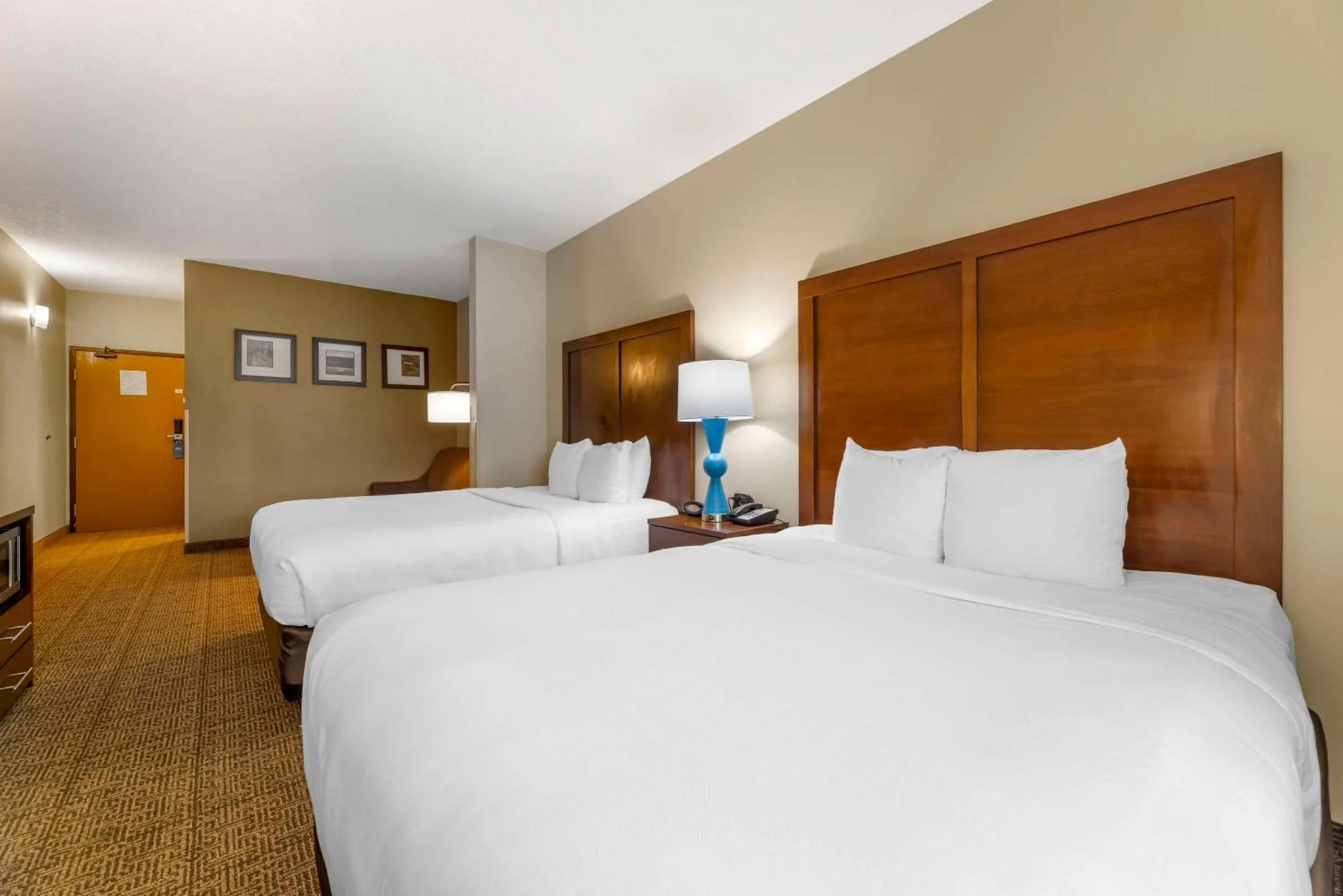 Bedroom, Bed in Comfort Suites Near Vancouver Mall