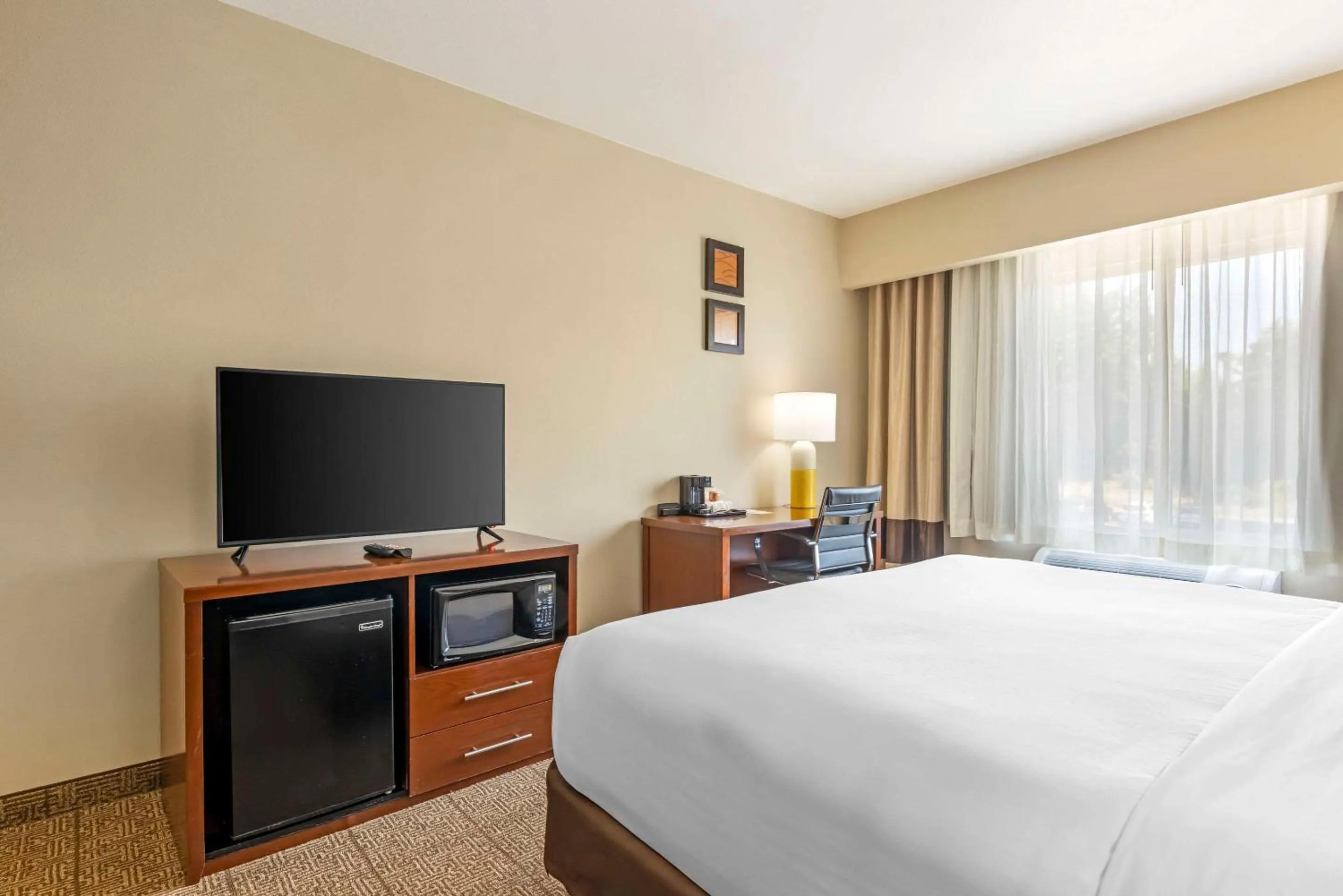 Bedroom, Bed in Comfort Suites Near Vancouver Mall