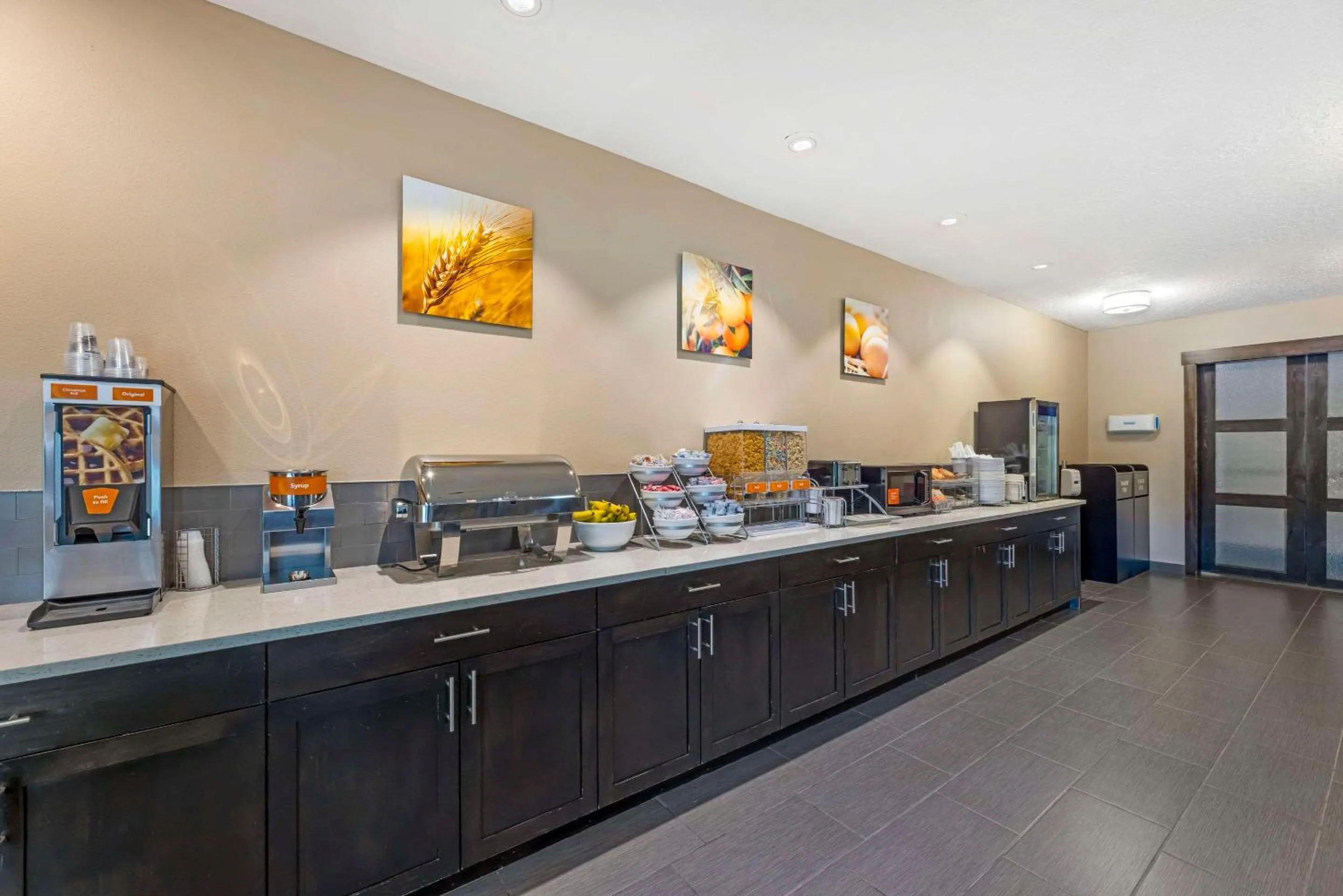 Breakfast in Comfort Suites Near Vancouver Mall