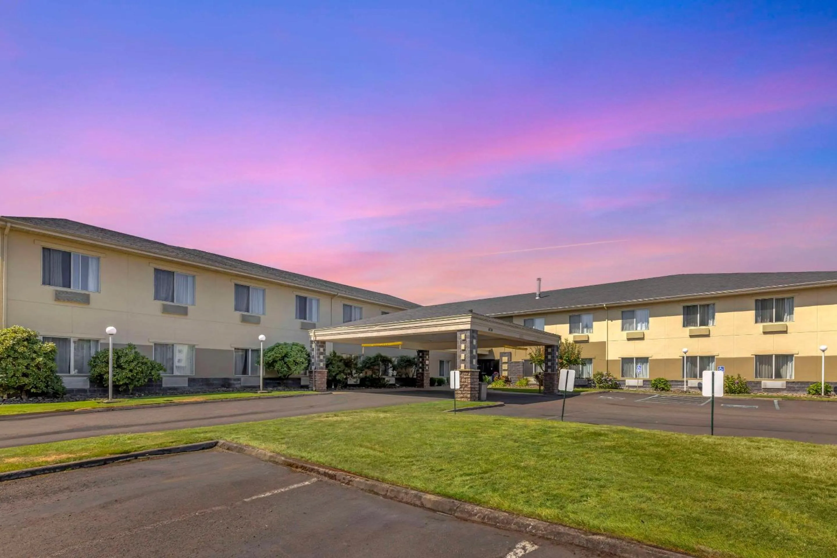 Property building in Comfort Suites Near Vancouver Mall