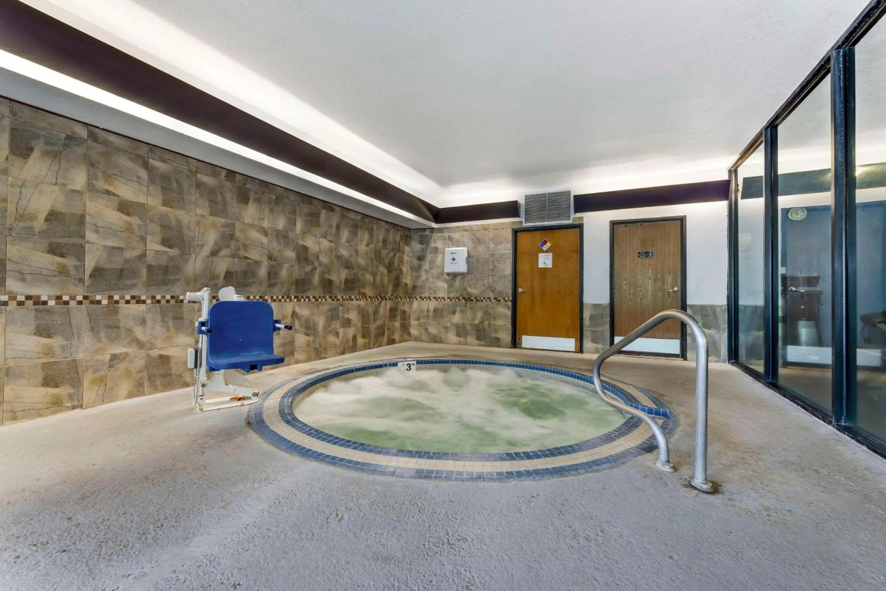 Hot Tub in Comfort Suites Near Vancouver Mall
