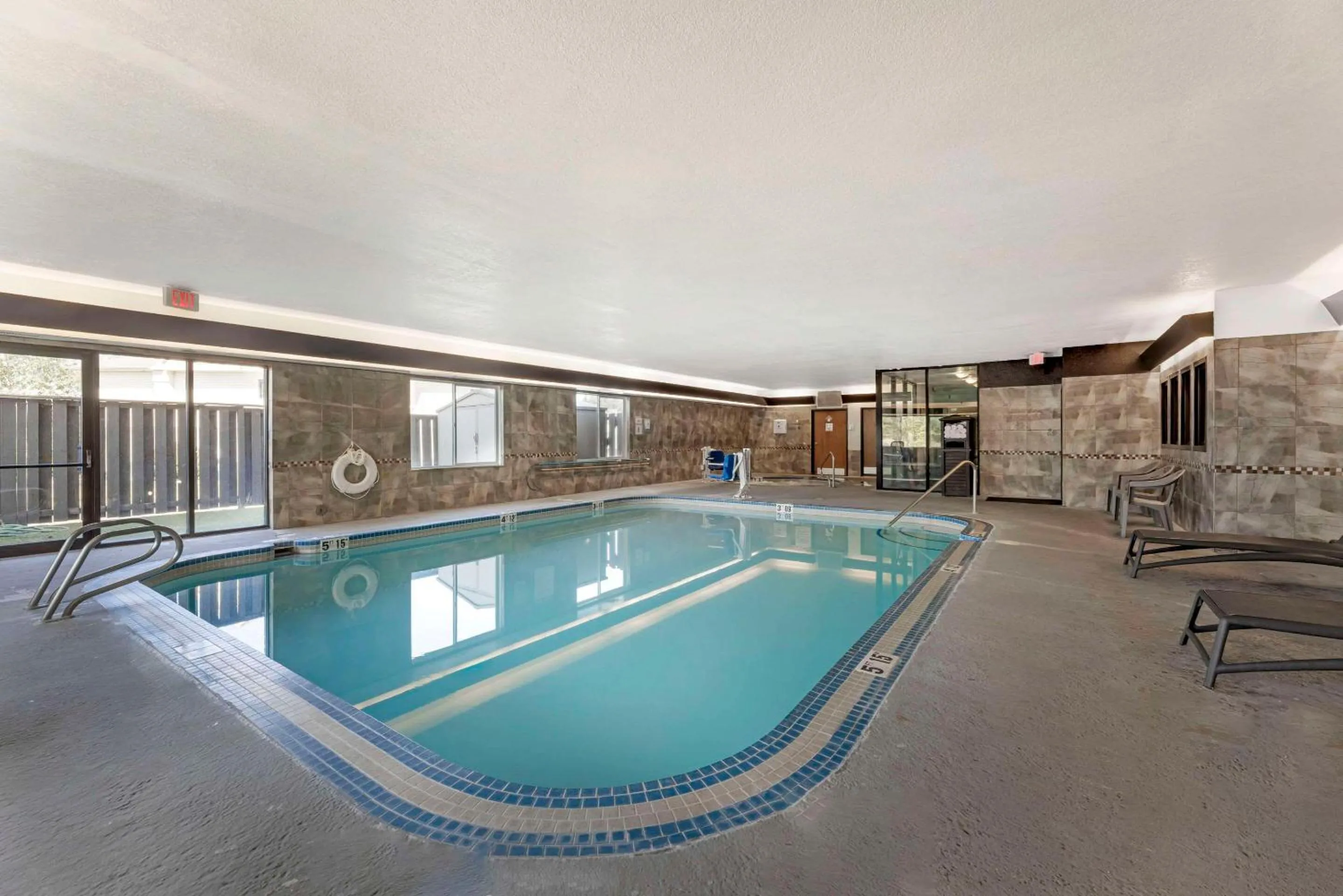 Swimming pool in Comfort Suites Near Vancouver Mall