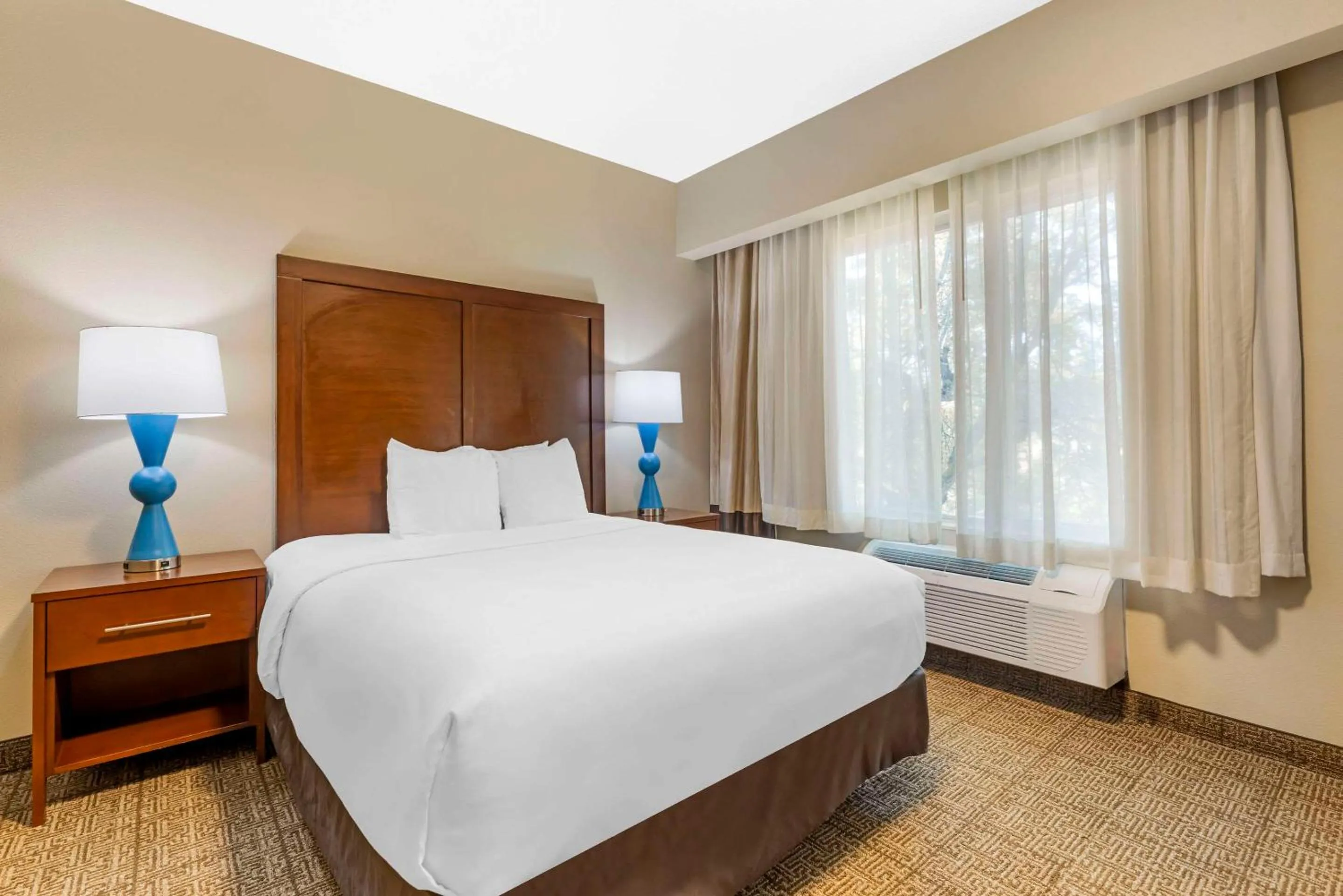 Bedroom, Bed in Comfort Suites Near Vancouver Mall