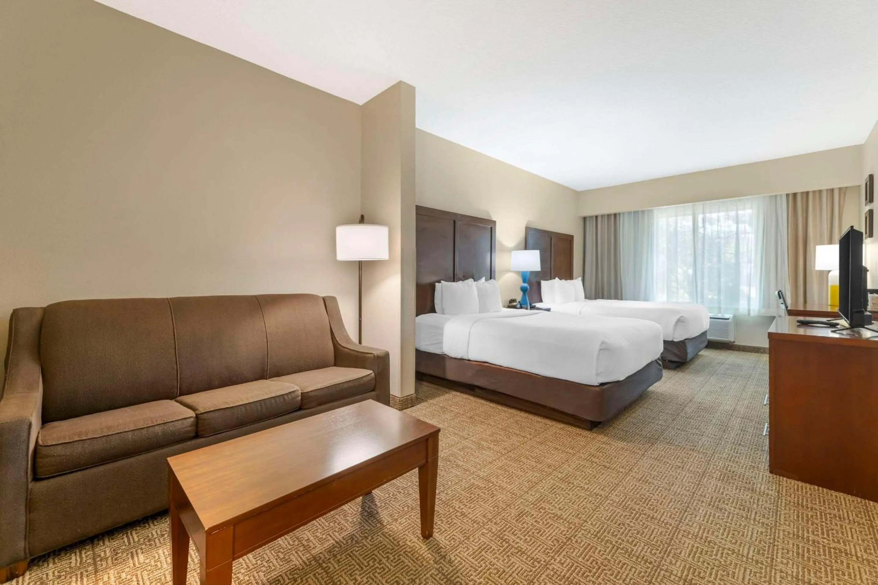 Bedroom, Bed in Comfort Suites Near Vancouver Mall