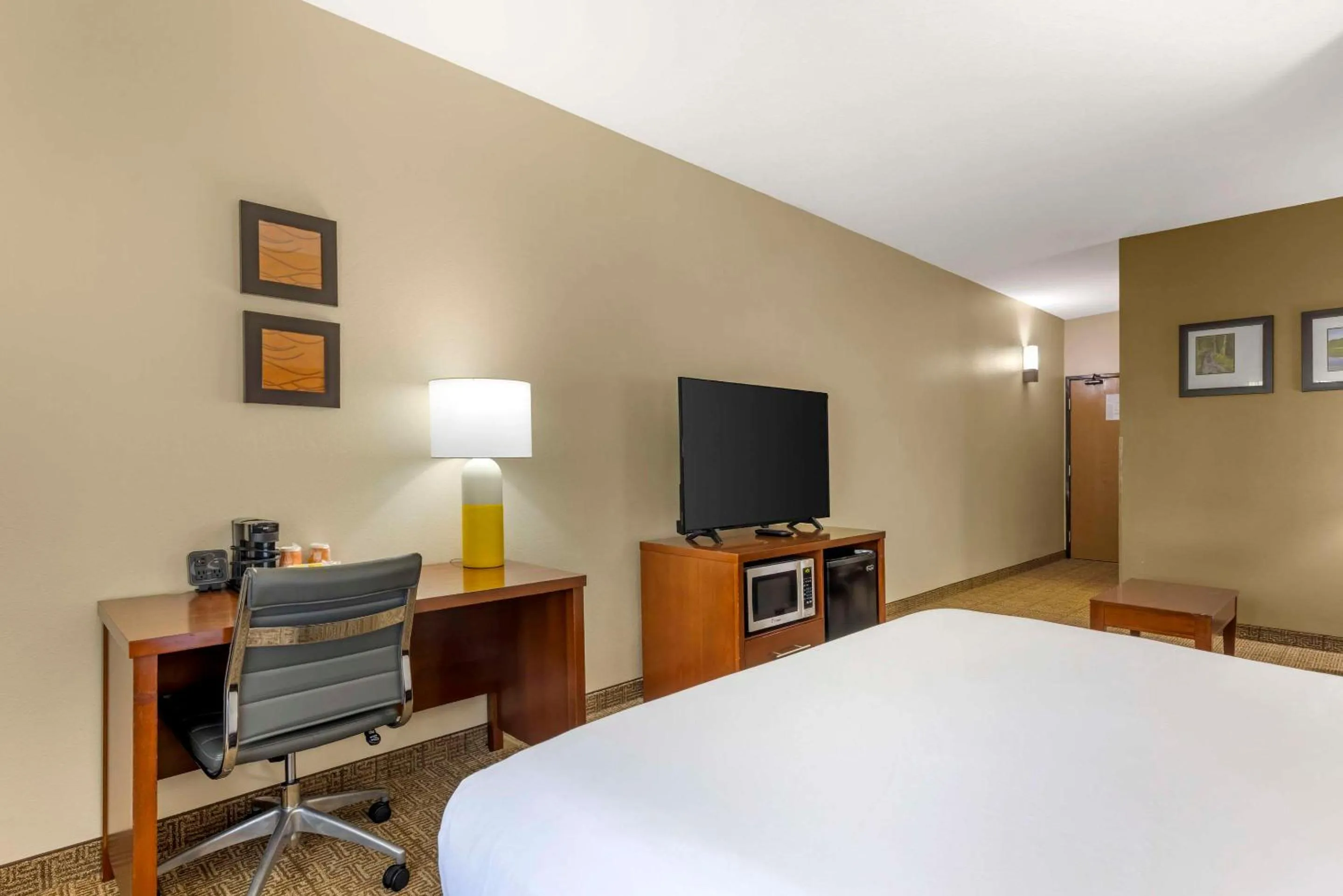 Bedroom, Bed in Comfort Suites Near Vancouver Mall
