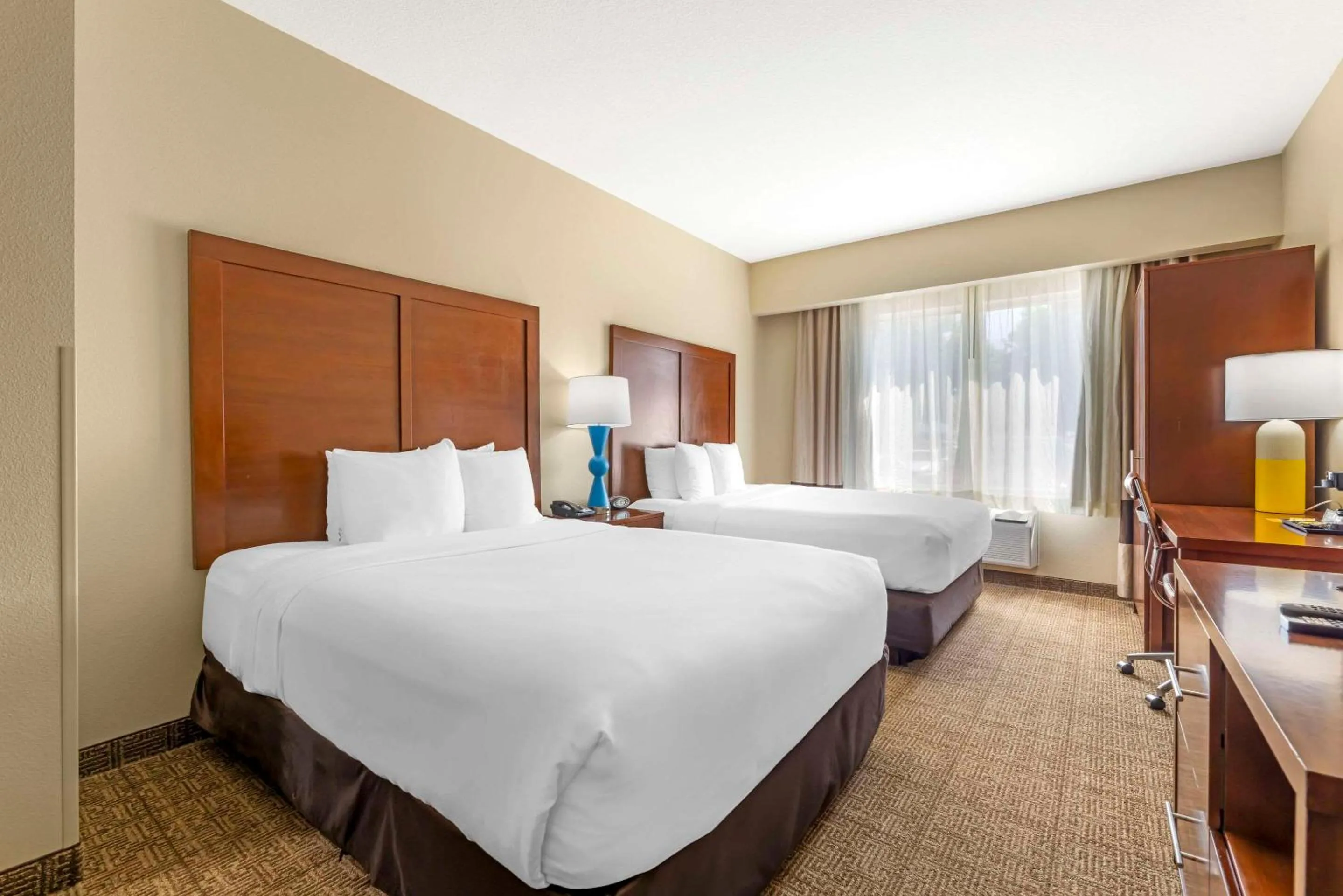 Bedroom, Bed in Comfort Suites Near Vancouver Mall