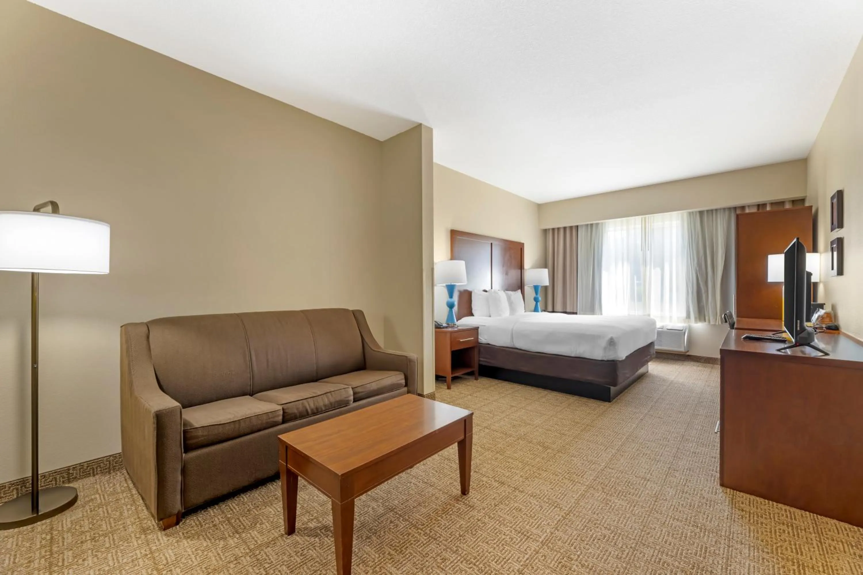 Seating area, Bed in Comfort Suites Near Vancouver Mall