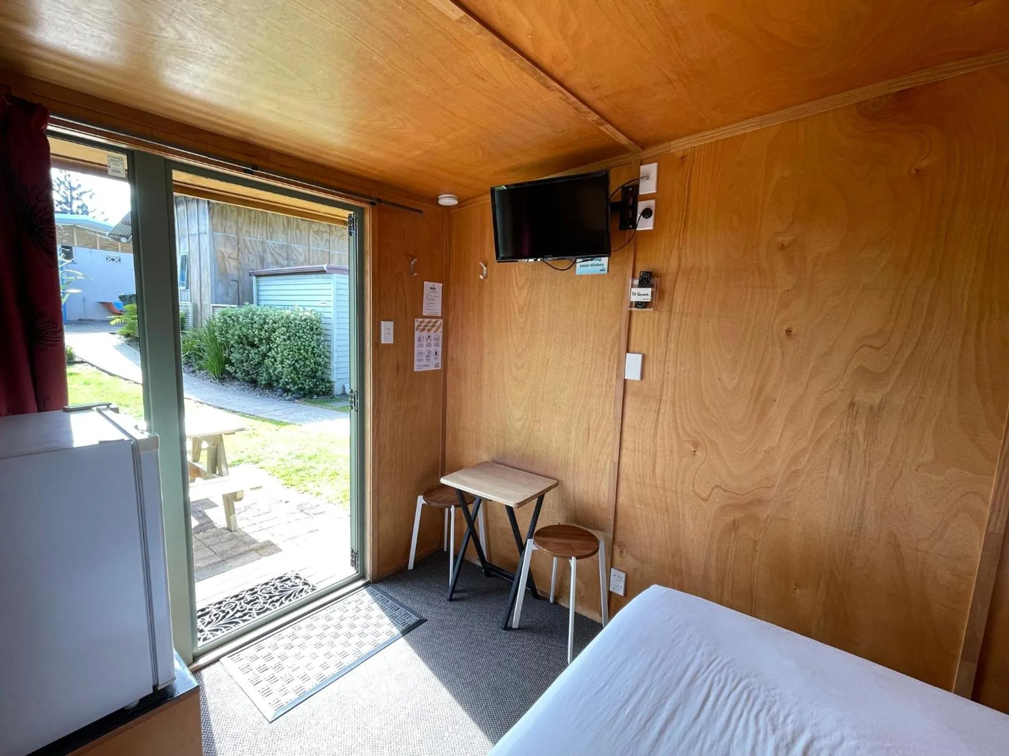 Living room, Bed in Athenree Hot Springs & Holiday Park