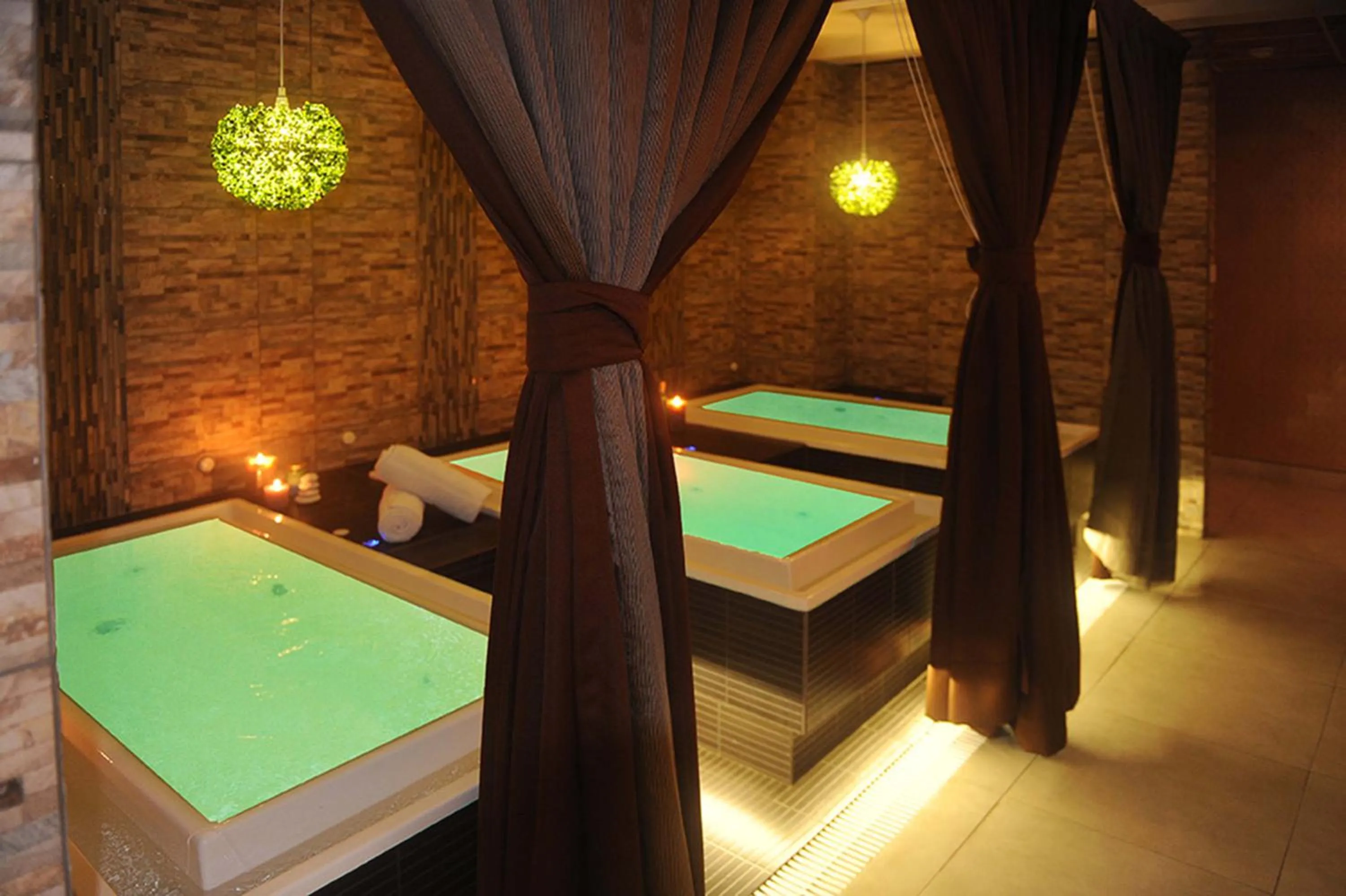 Hot Tub, Bed in Hotel Miramar