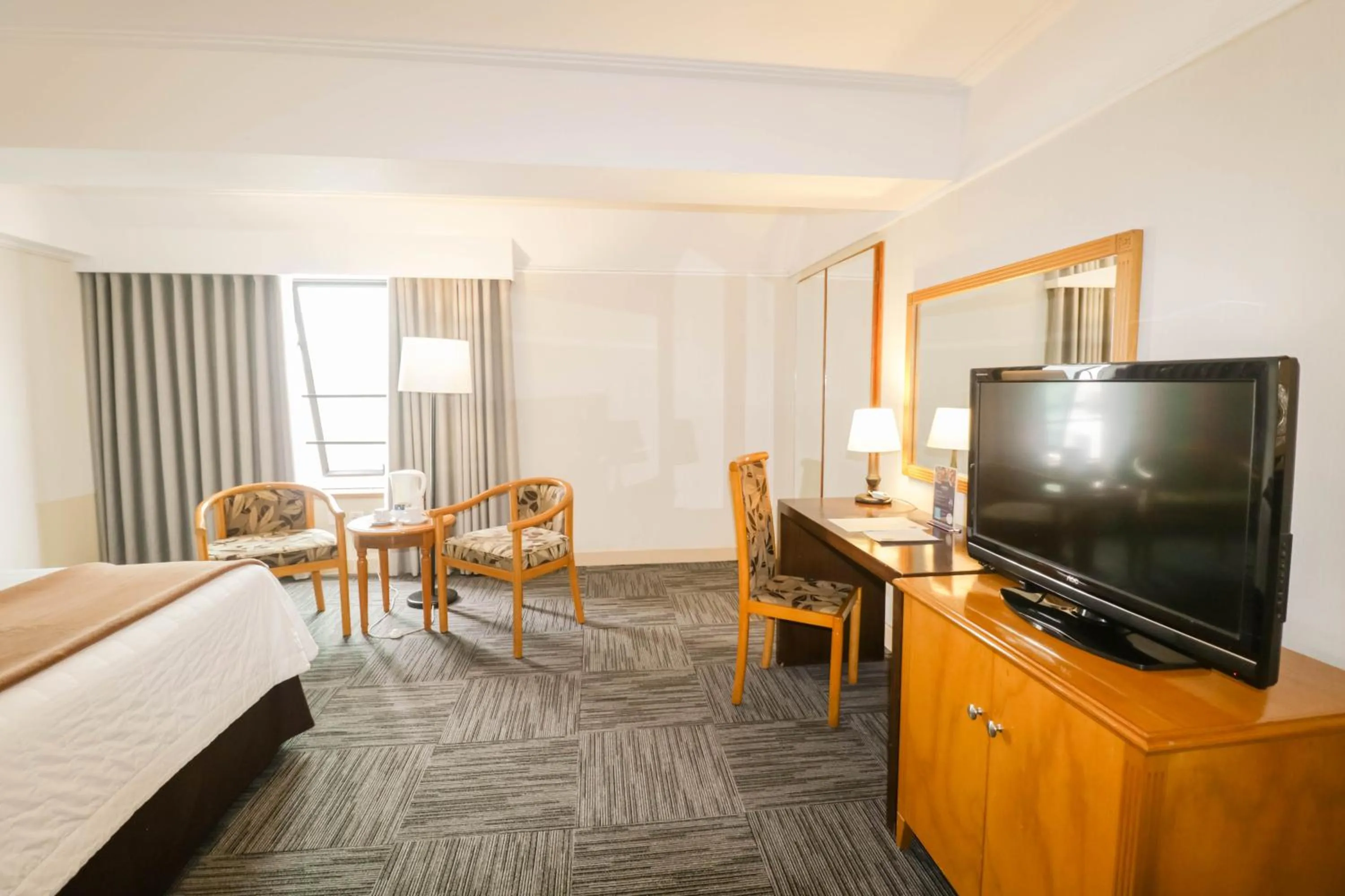 Communal lounge/ TV room, Bed in Hotel Miramar