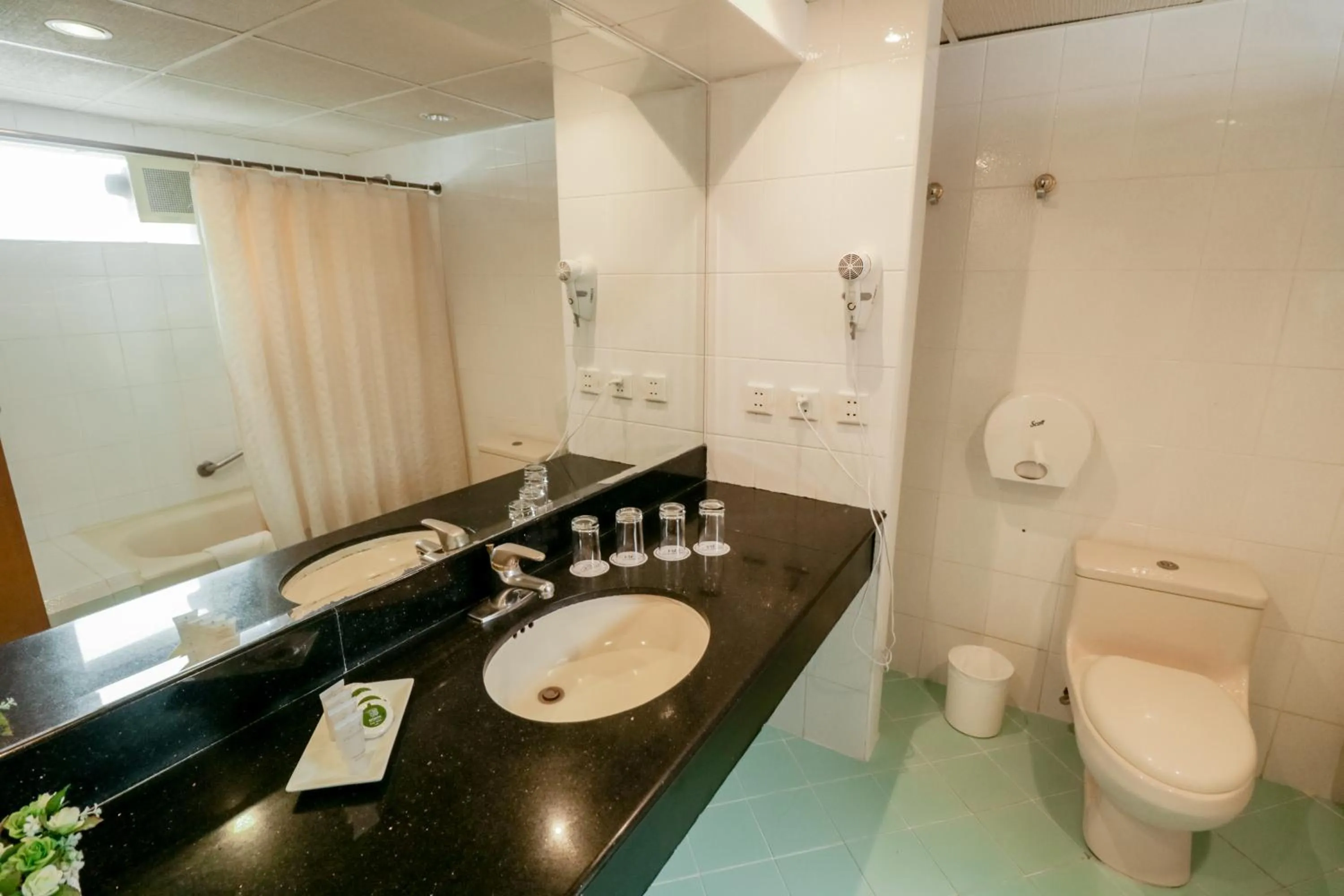 Shower in Hotel Miramar