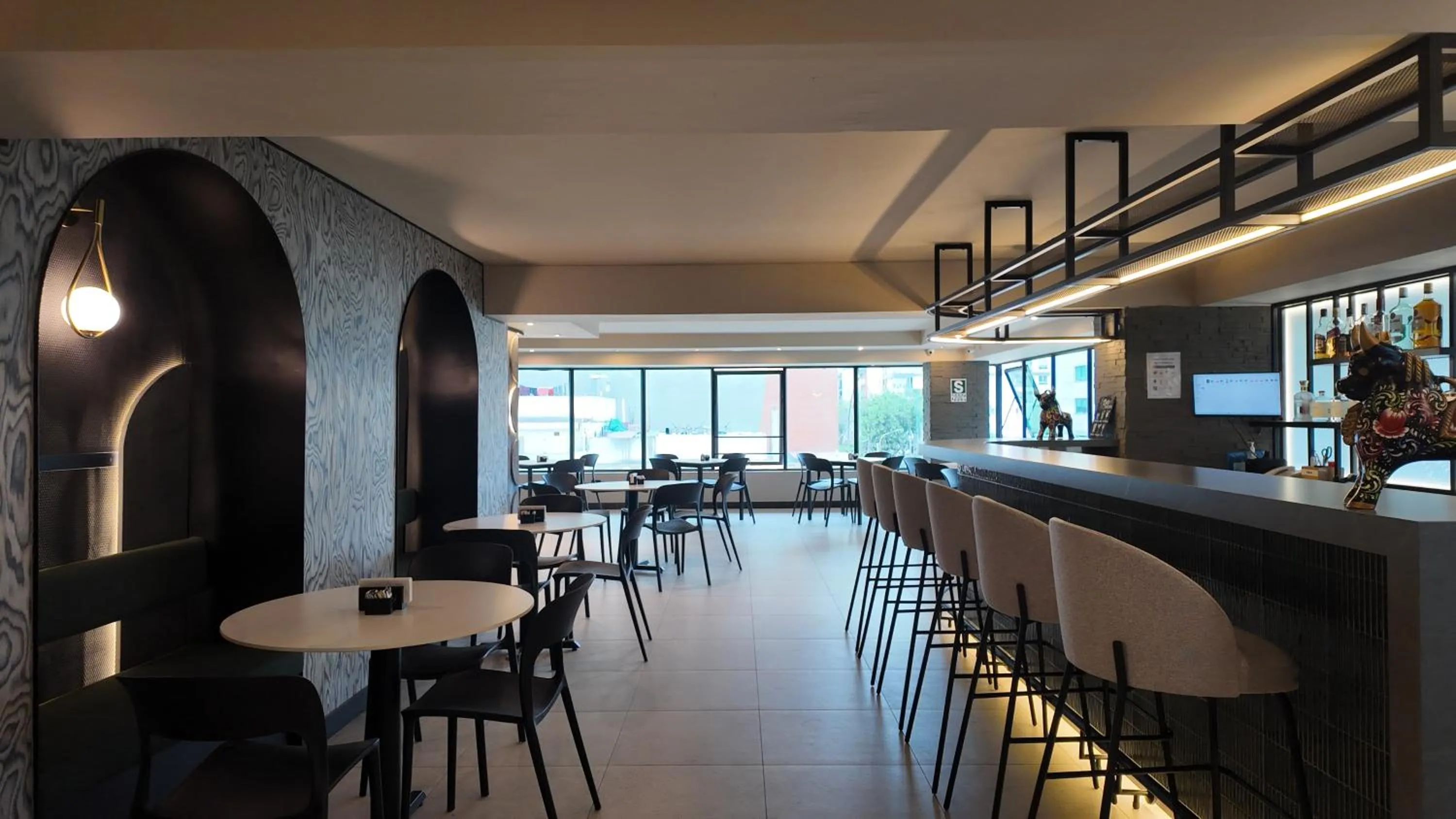 Restaurant/places to eat in Hotel Miramar