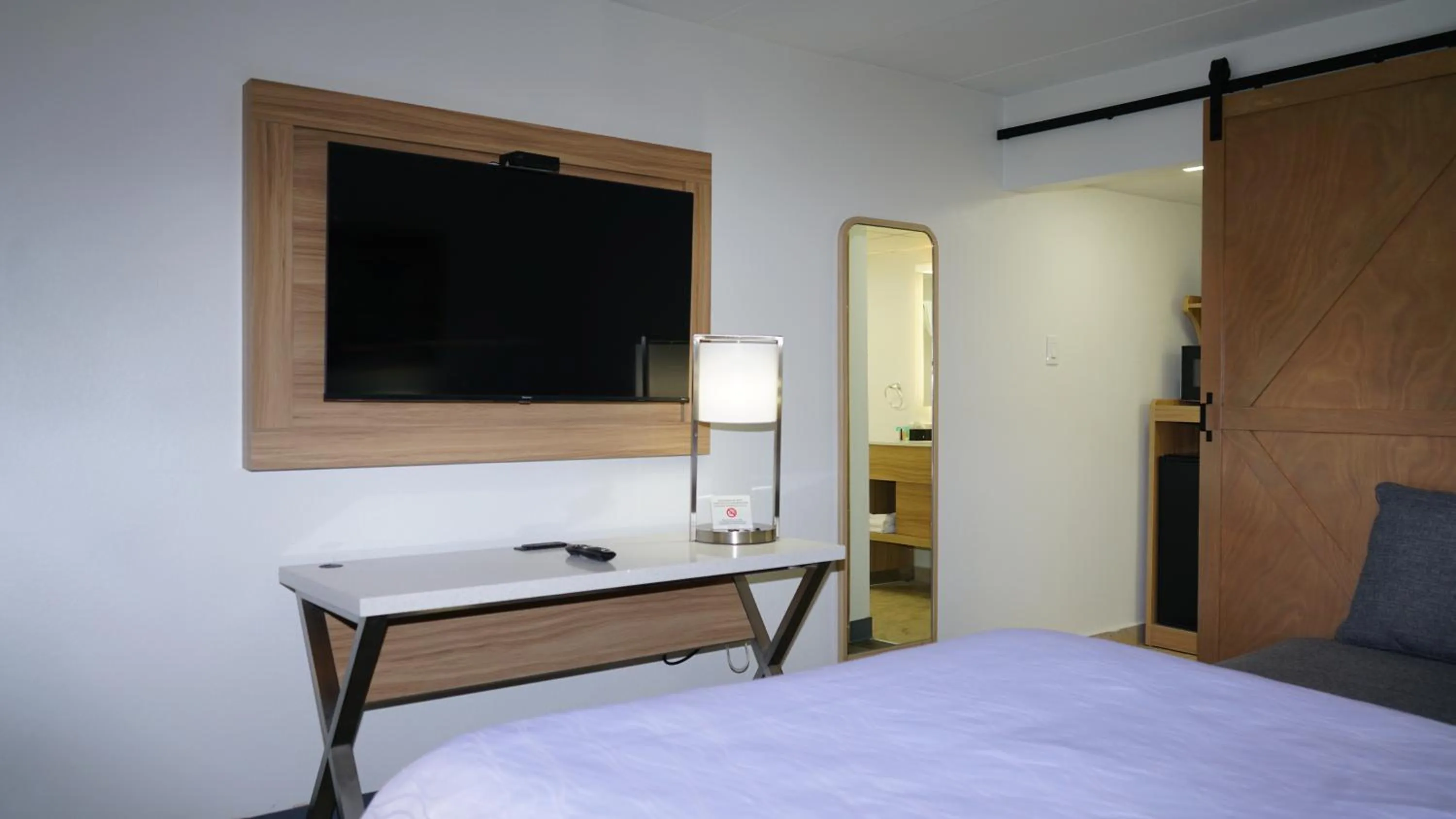 TV and multimedia, Bed in Waterfront Inn PHL Airport