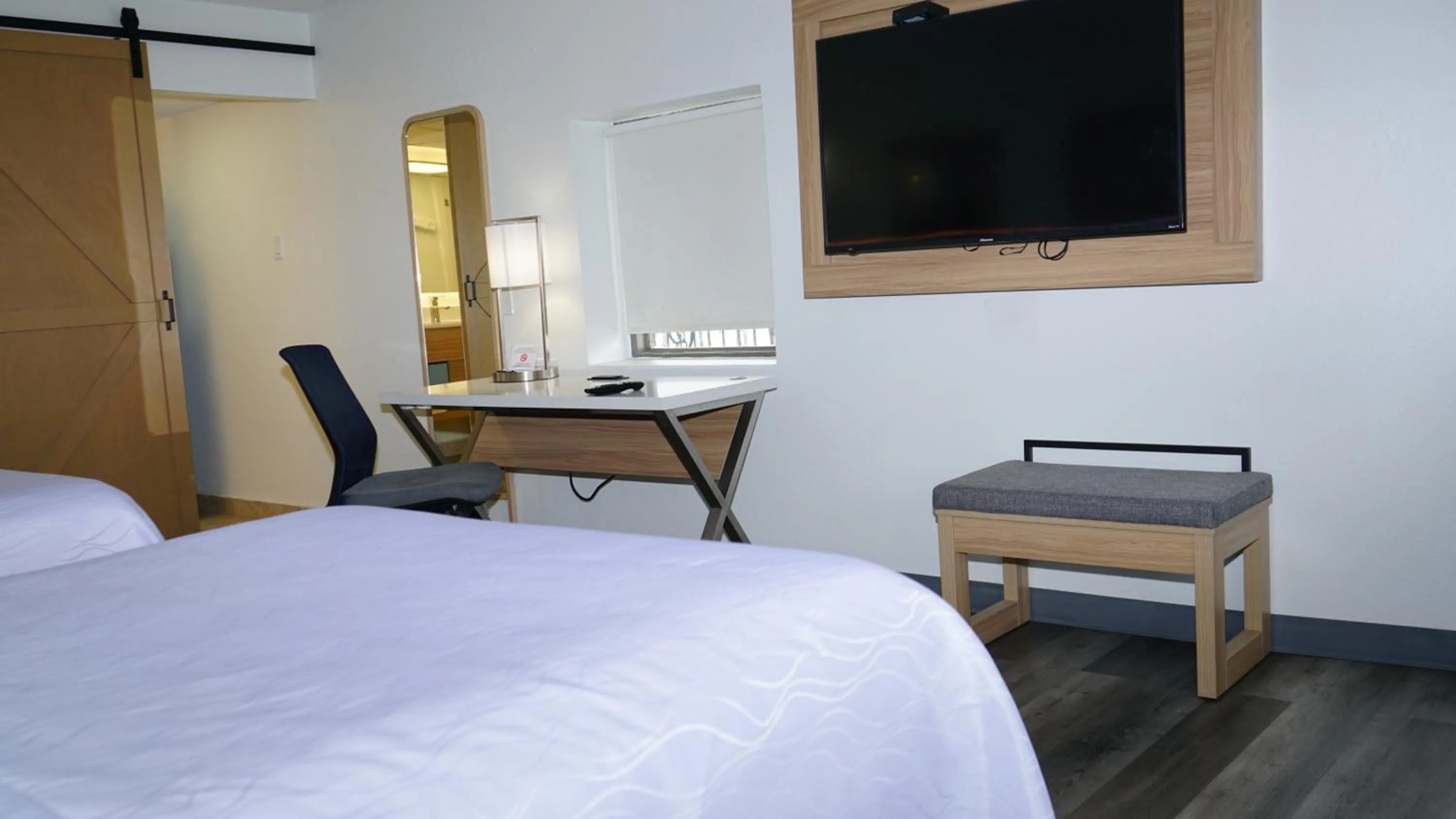 TV and multimedia, Bed in Waterfront Inn PHL Airport