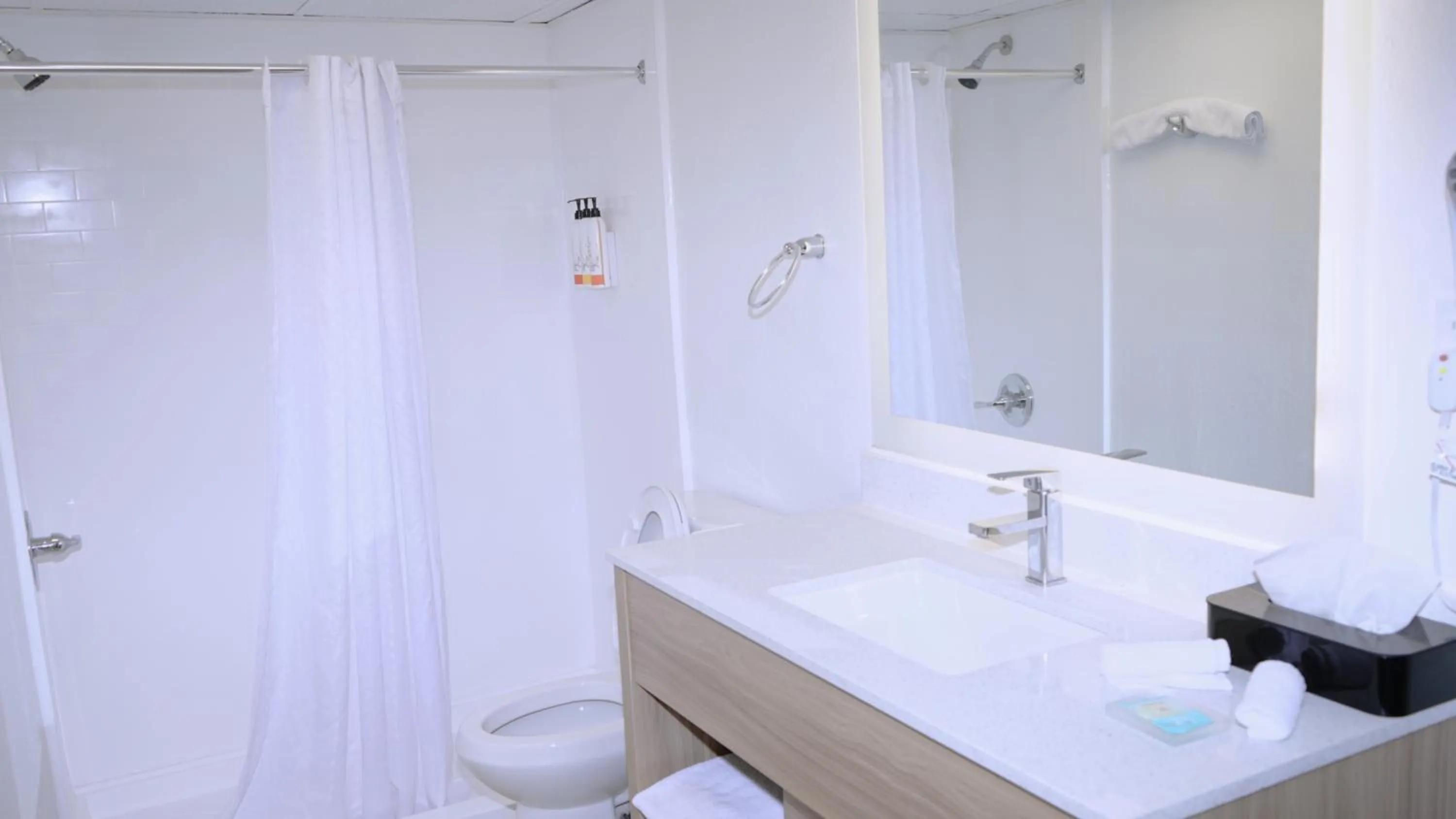 Shower in Waterfront Inn PHL Airport