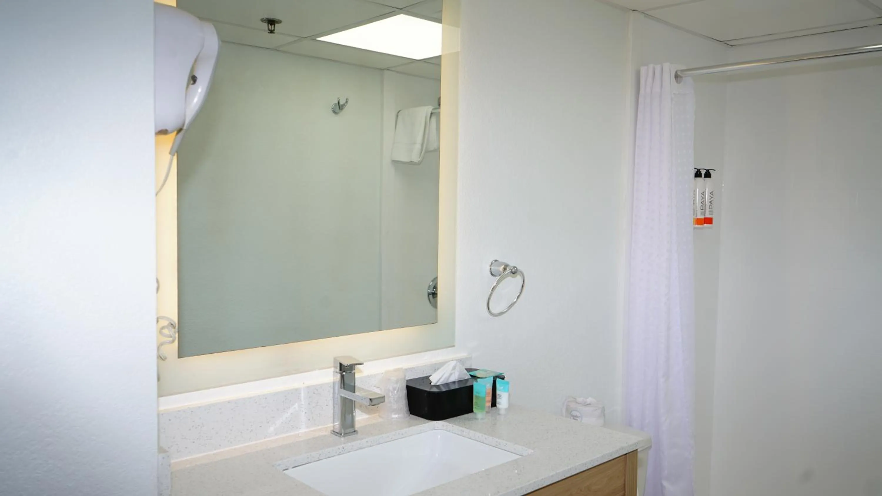 Bathroom in Waterfront Inn PHL Airport