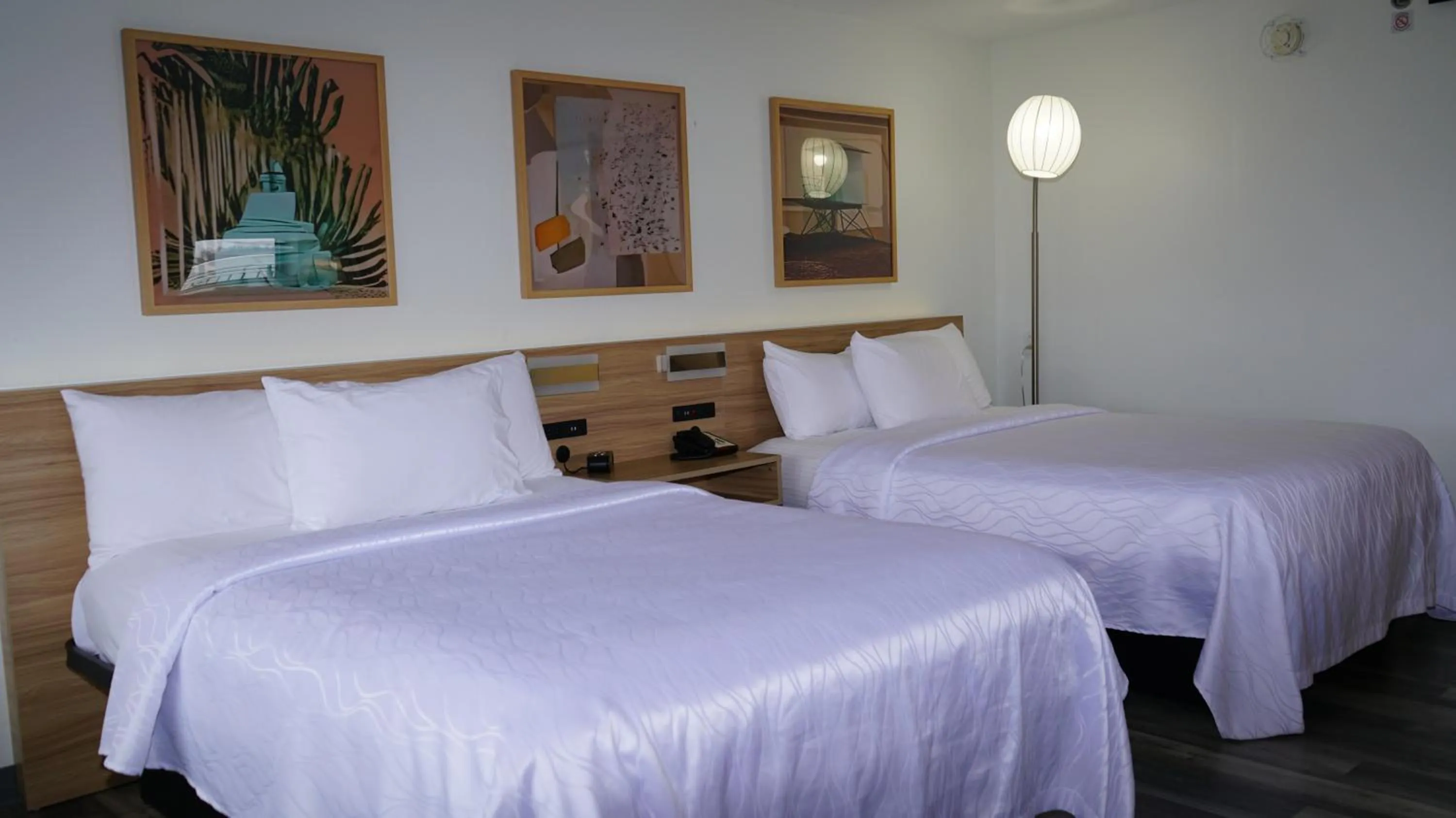 Bed in Waterfront Inn PHL Airport