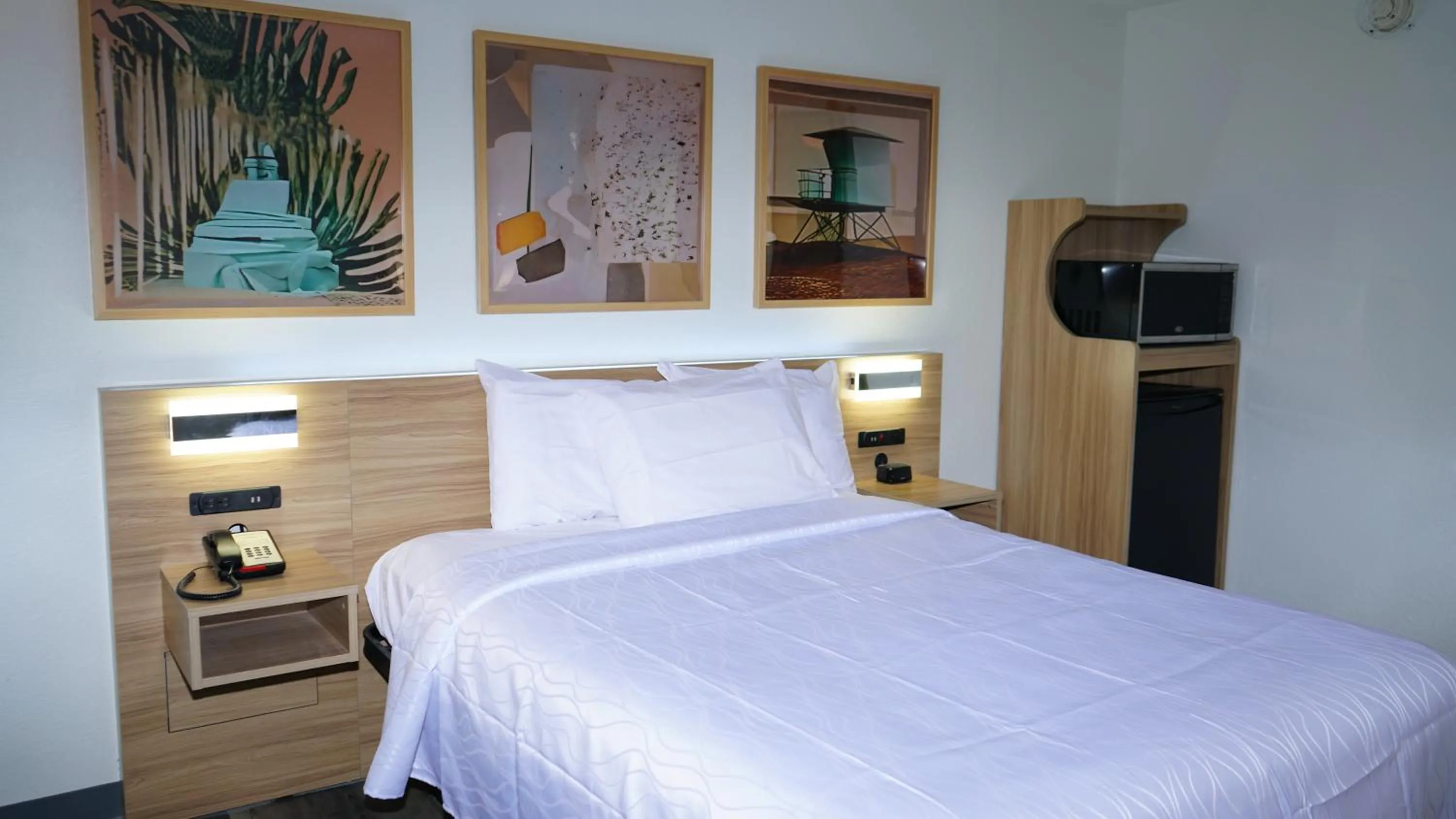 Bed in Waterfront Inn PHL Airport