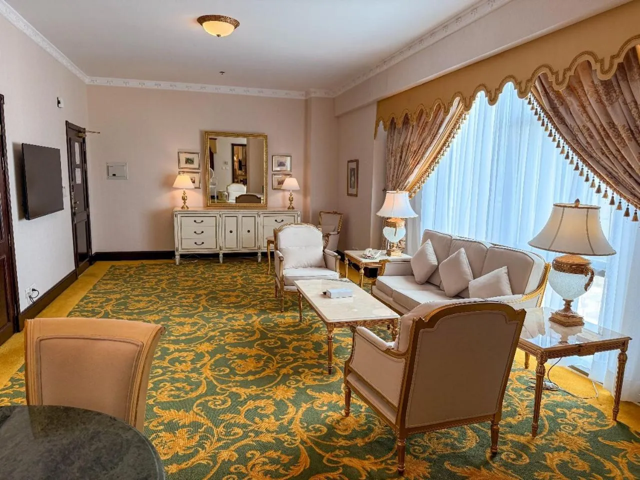 TV and multimedia in Habitat Hotel All Suites - Jeddah