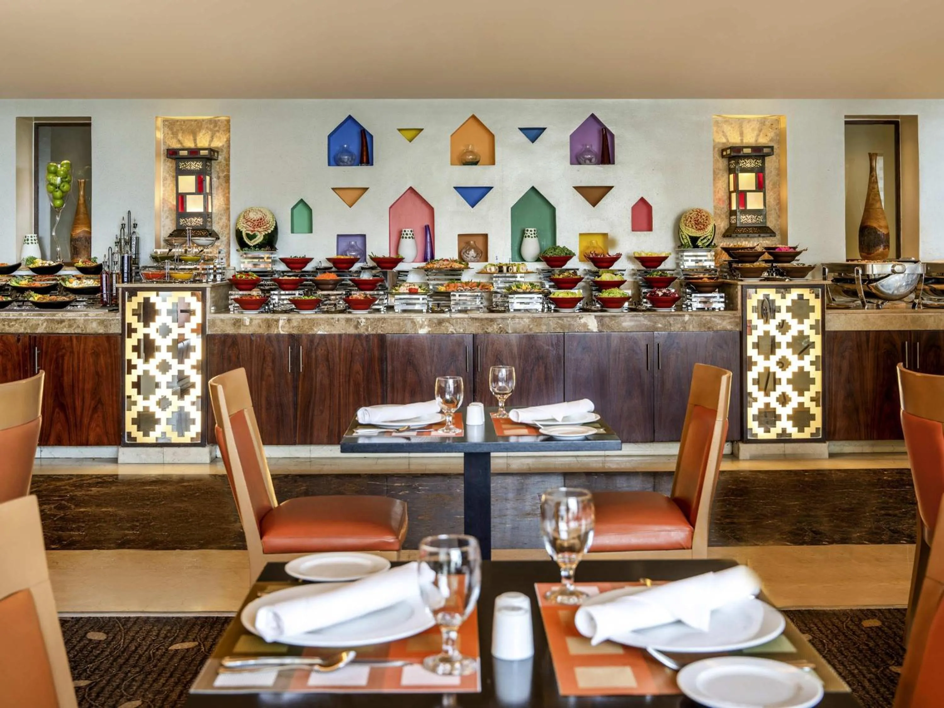 Restaurant/places to eat in Movenpick Hotel & Residences Hajar Tower Makkah