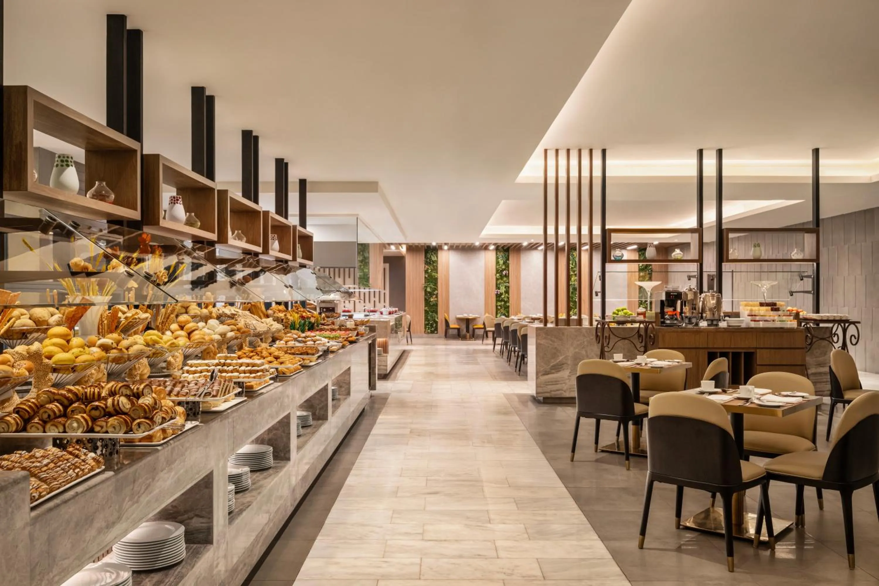 Restaurant/places to eat in Movenpick Hotel & Residences Hajar Tower Makkah