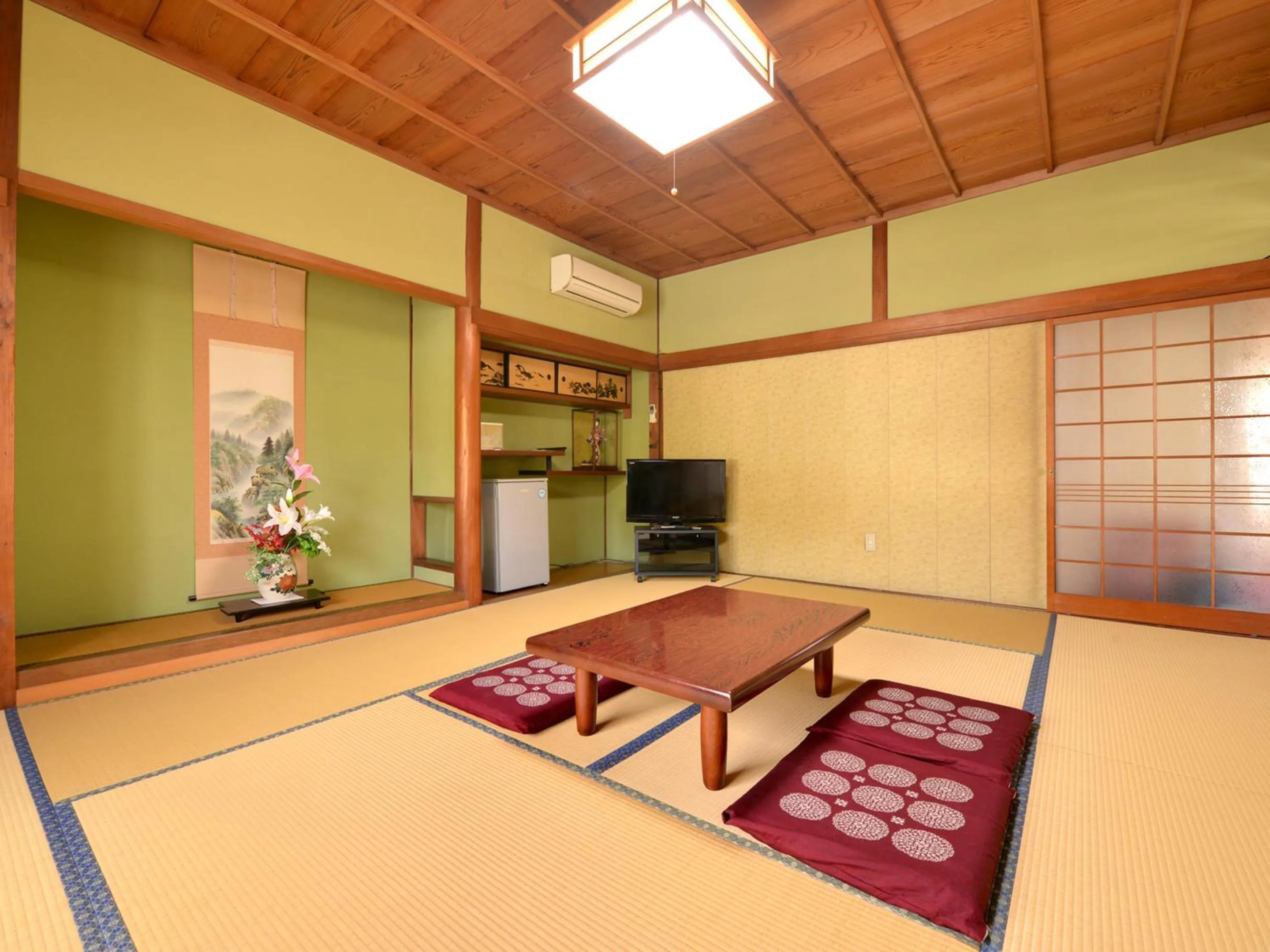 Photo of the whole room in Kikuya Ryokan